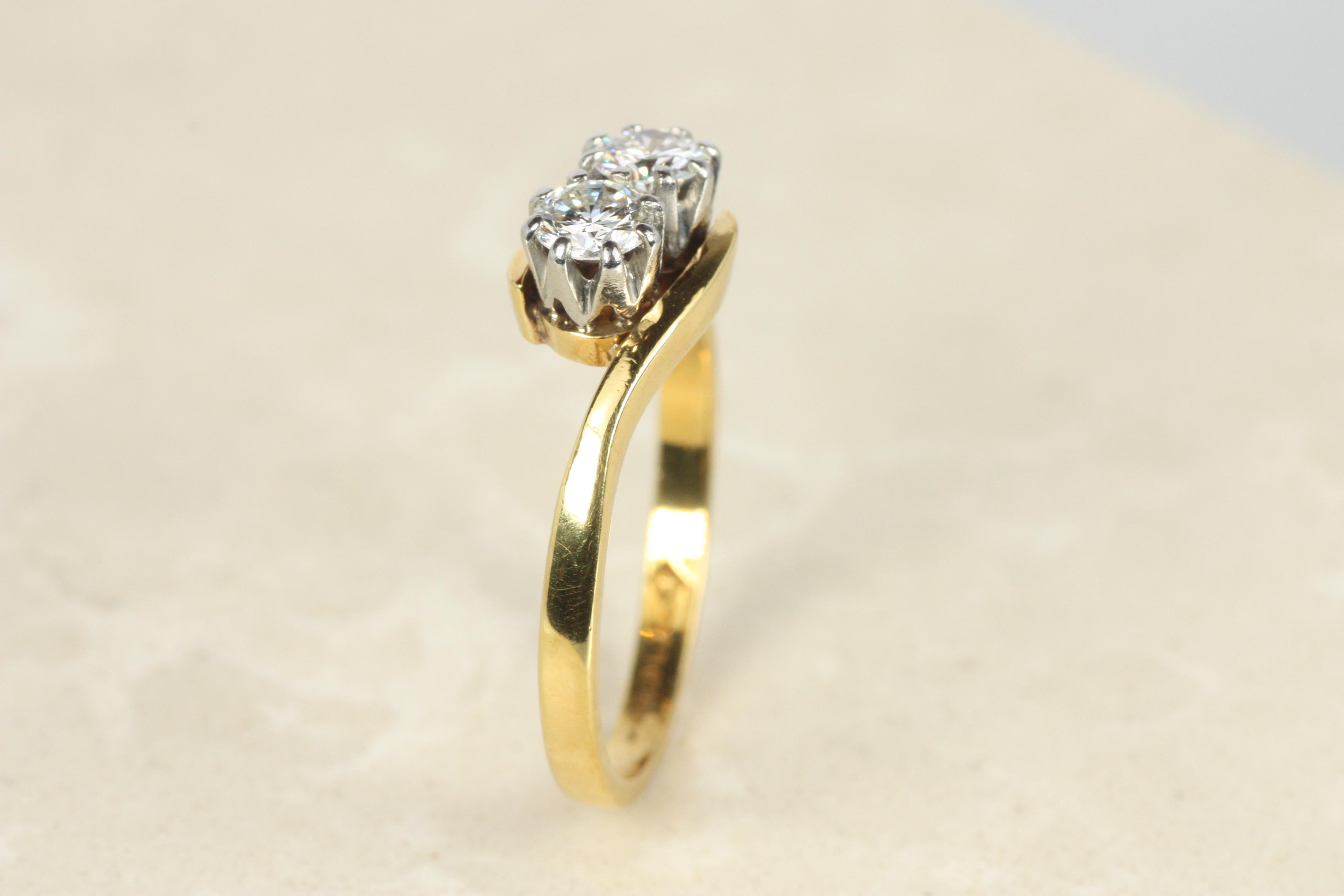 Moderno Anello di fidanzamento vintage 1960 Toi et Moi con diamante rotondo da 0,53 carati in oro giallo in vendita