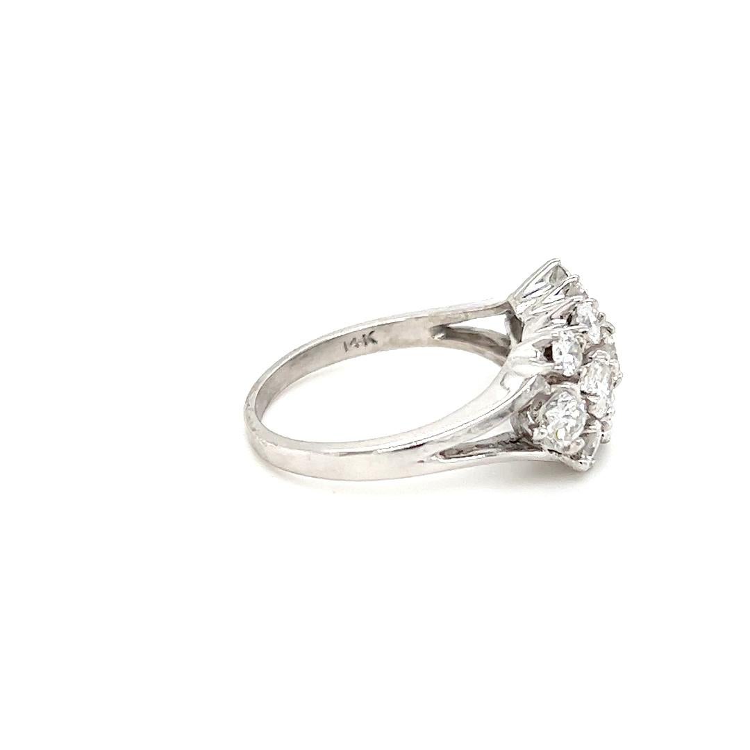 Ein Vintage 1960er Jahre dreireihigen Diamant-Cluster-Ring mit etwa 1,86 Karat Gesamtgewicht von runden Diamanten im Brillantschliff, mit passenden G / H Farbe und SI2-I2 Klarheit gesetzt.  Die Oberseite des Rings misst 19,42x10,69x6,13 Der Schaft