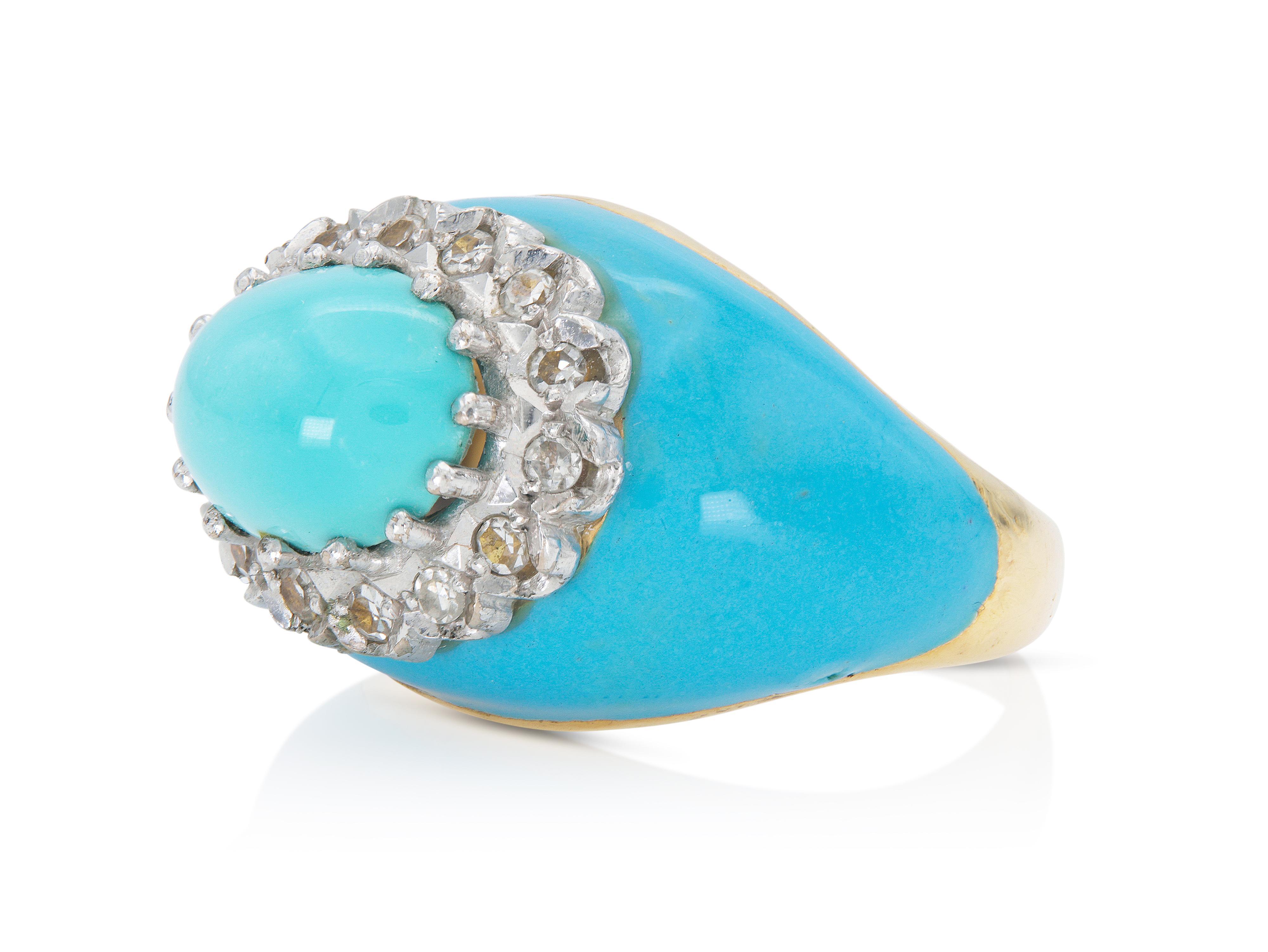 Finement réalisé en or jaune et blanc 18k ainsi qu'en émail bleu, avec une turquoise en cabochon et des diamants taille unique pesant environ 0,30 carat au total.
Circa 1950s
Taille 4 1/2