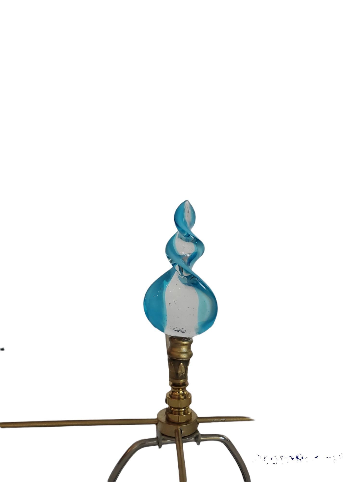Lampada singola di murano turchese con base in acrilico e cablaggio nuovi. Paralume in pergamena dipinto a mano su misura.