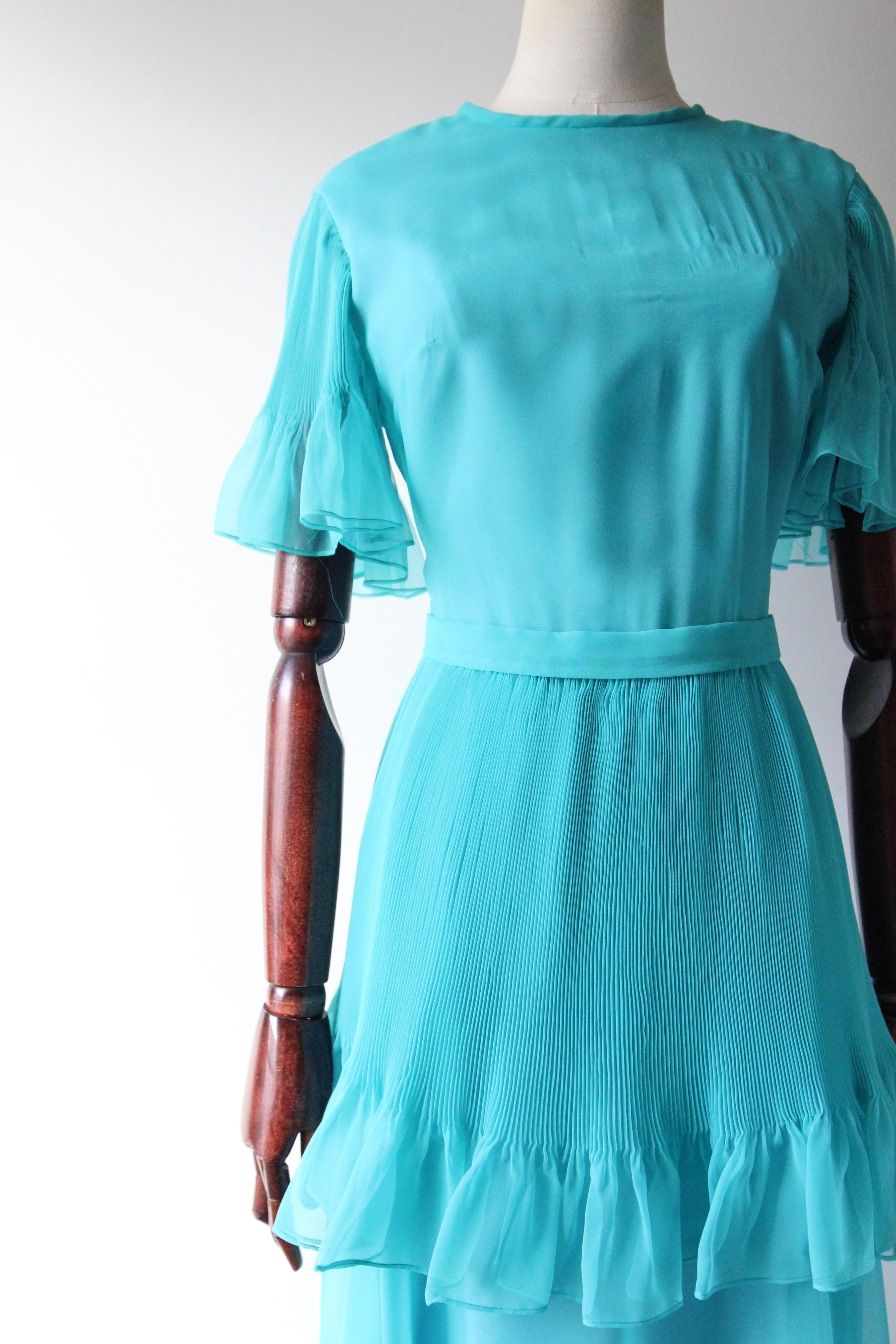 Vintage 1960's türkis plissiertes Kleid original 1960s gestaffeltes plissiertes Kleid UK 8 (Blau) im Angebot