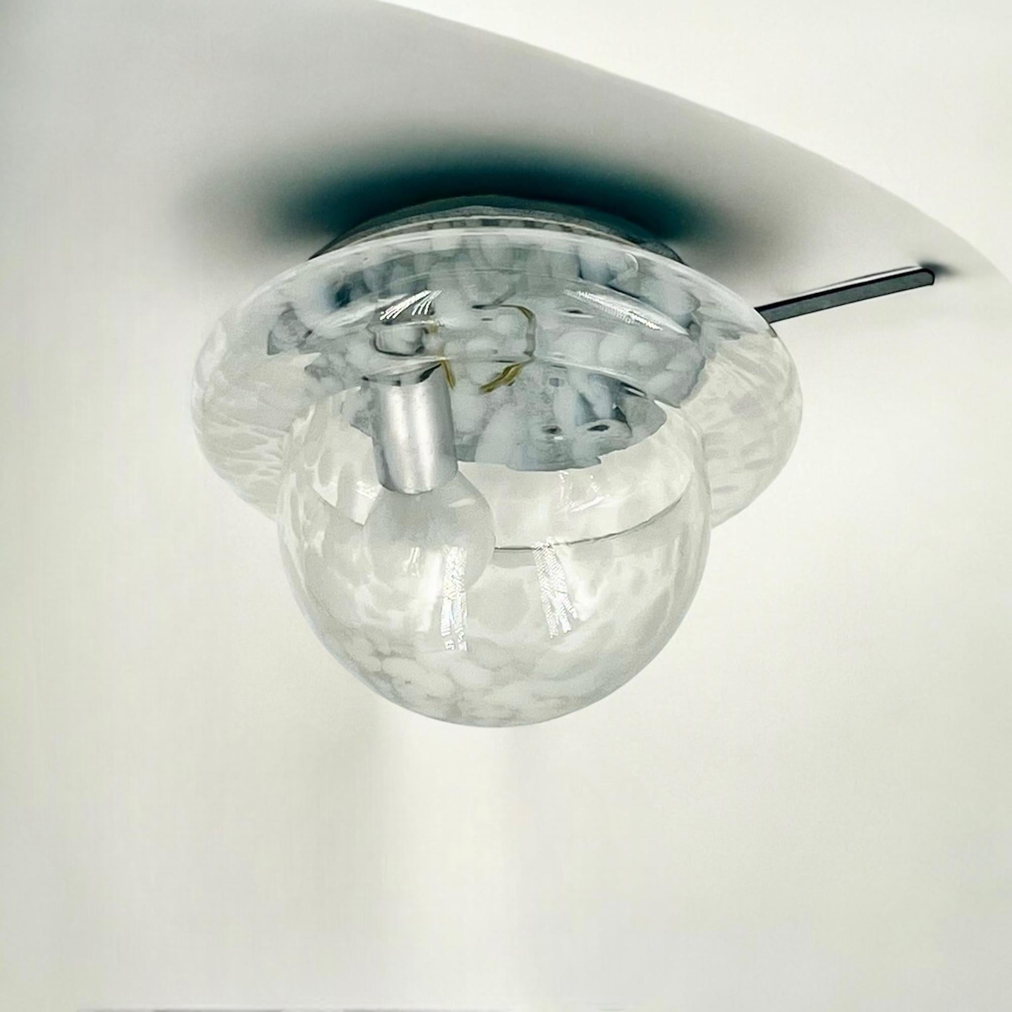 Lampe UFO des années 1960, moderne du milieu du siècle dernier, encastrée avec abat-jour en verre tacheté en vente 3