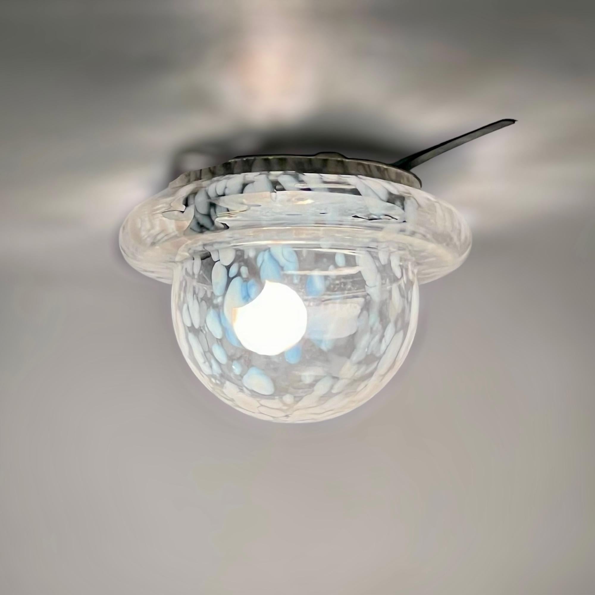 Lampe UFO des années 1960, moderne du milieu du siècle dernier, encastrée avec abat-jour en verre tacheté en vente 4