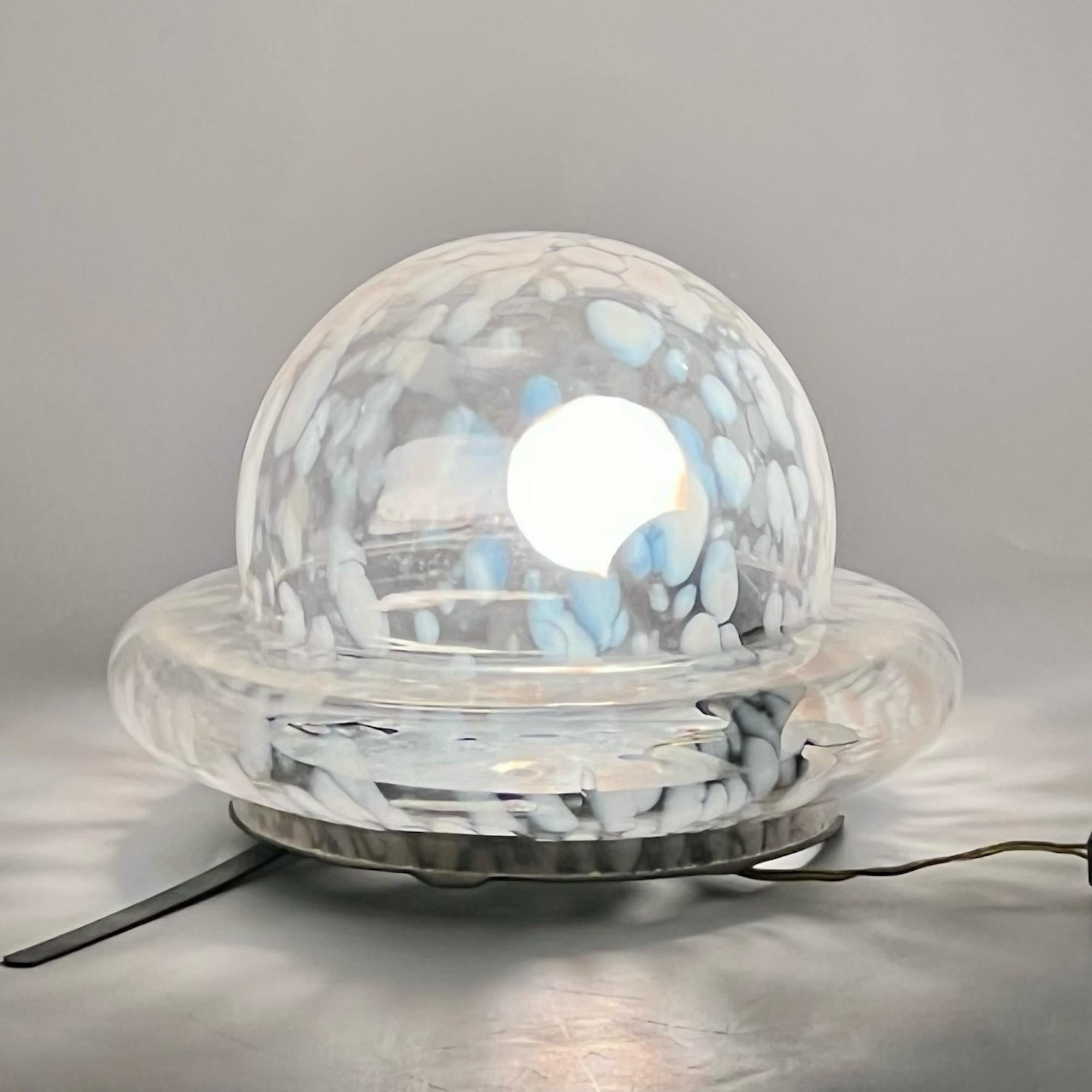Cette lampe UFO est un exemple frappant de design moderne du milieu du siècle, parfait pour ajouter une touche de charme vintage à votre intérieur. Ce luminaire encastré se caractérise par sa forme unique et emblématique de 