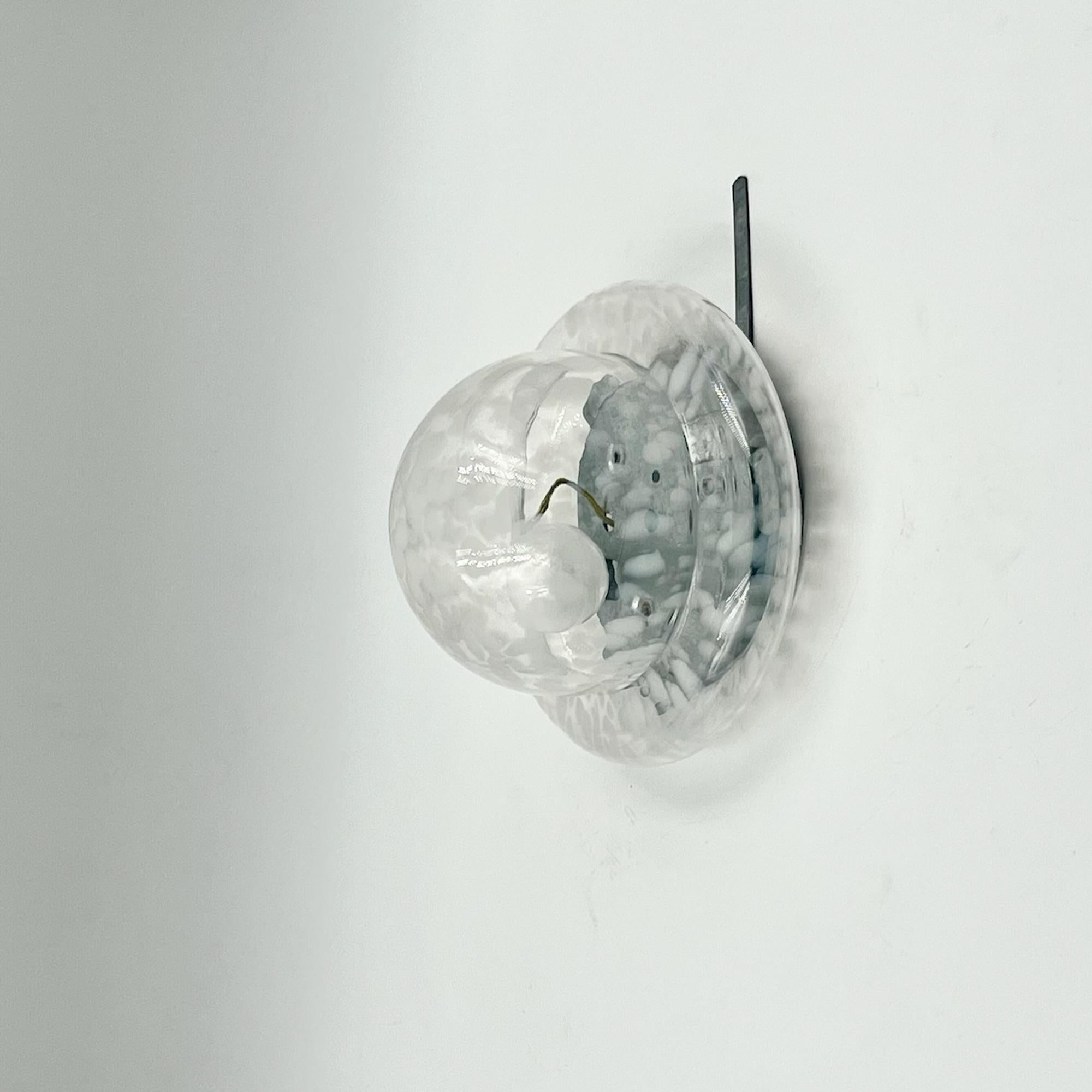 Ère spatiale Lampe UFO des années 1960, moderne du milieu du siècle dernier, encastrée avec abat-jour en verre tacheté en vente
