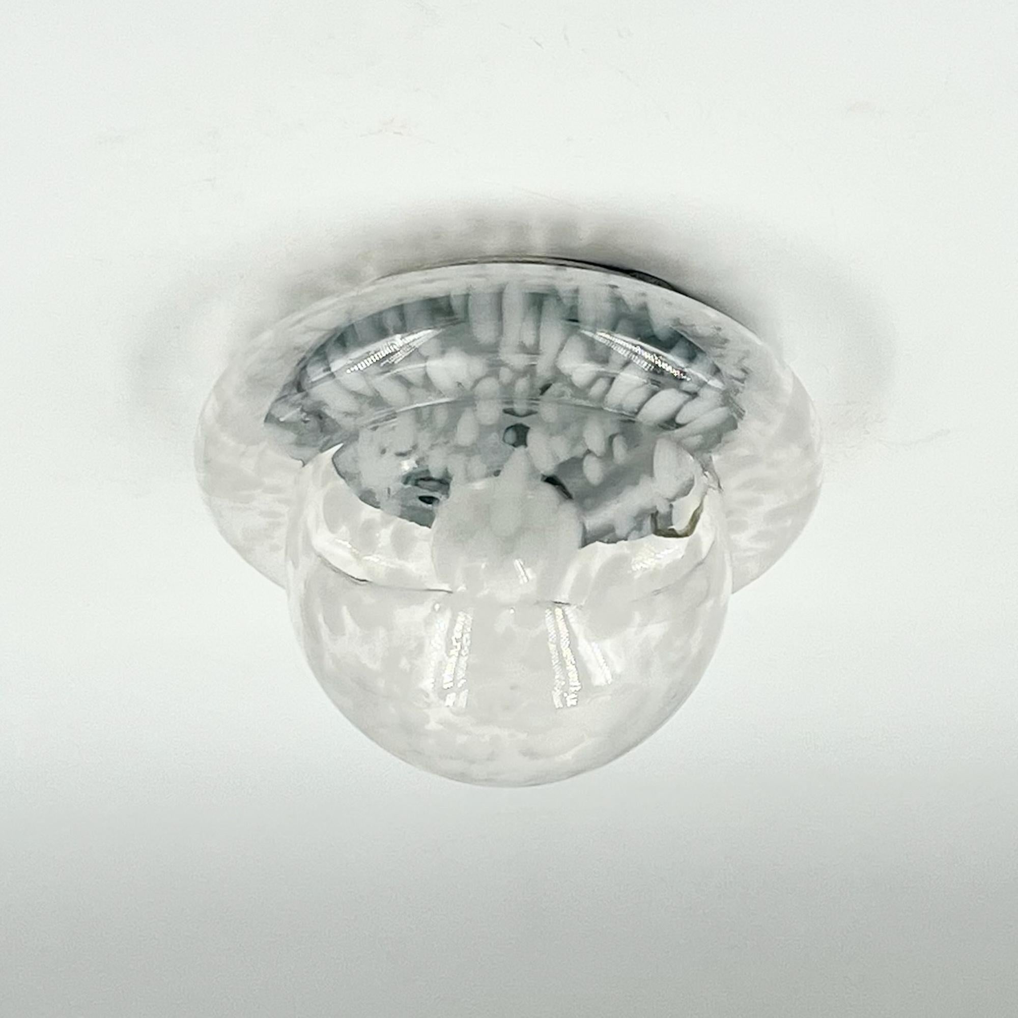 italien Lampe UFO des années 1960, moderne du milieu du siècle dernier, encastrée avec abat-jour en verre tacheté en vente