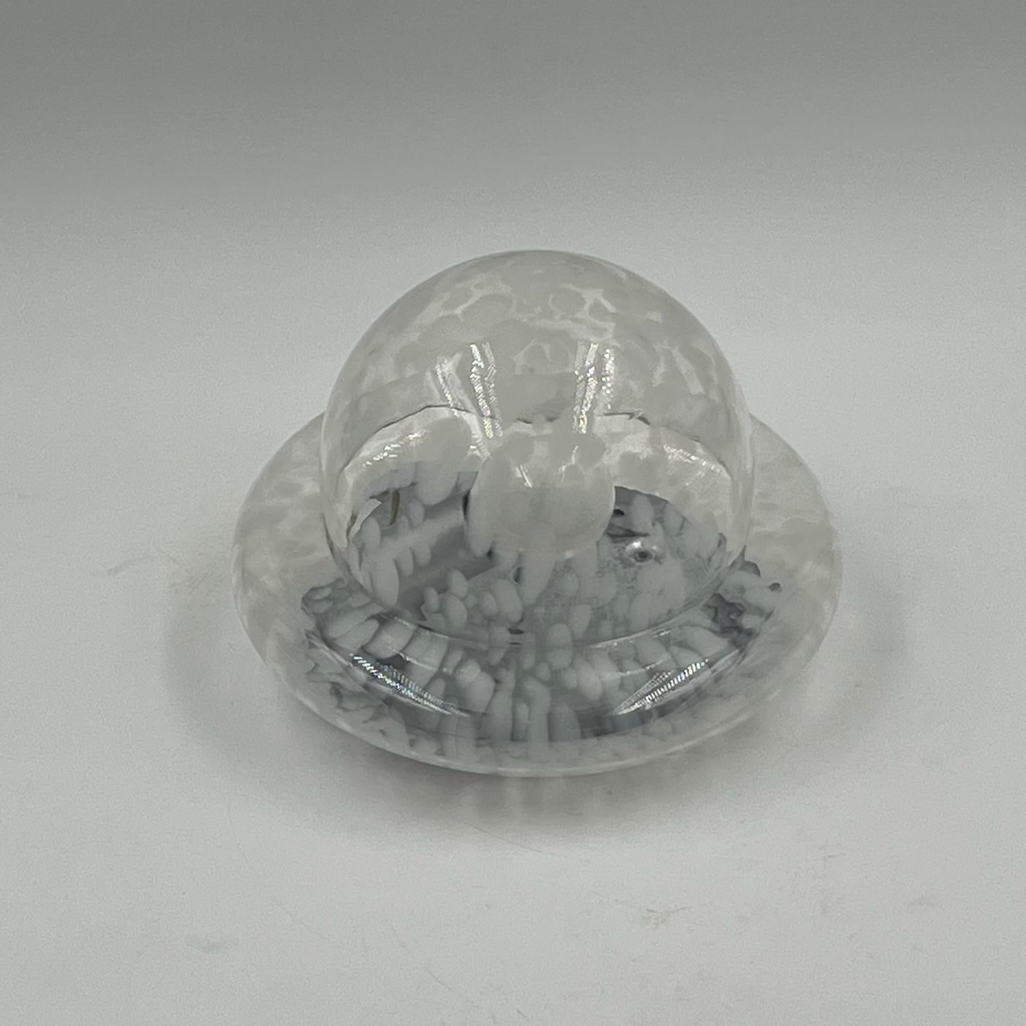 Lampe UFO des années 1960, moderne du milieu du siècle dernier, encastrée avec abat-jour en verre tacheté Bon état - En vente à San Benedetto Del Tronto, IT