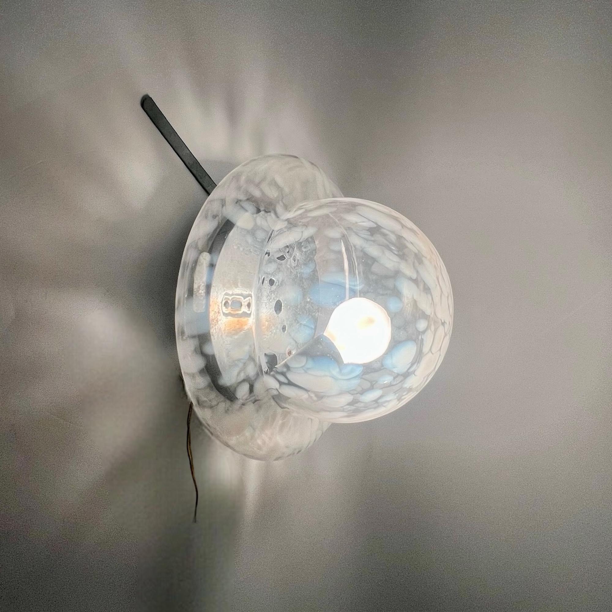 Métal Lampe UFO des années 1960, moderne du milieu du siècle dernier, encastrée avec abat-jour en verre tacheté en vente