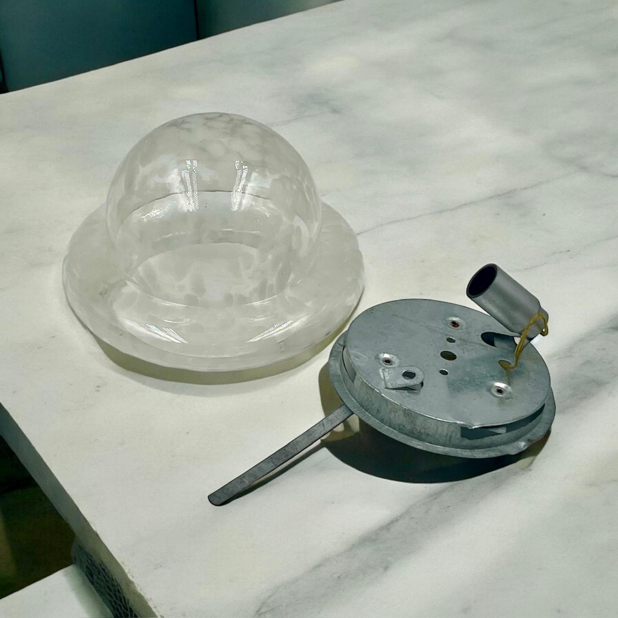 Lampe UFO des années 1960, moderne du milieu du siècle dernier, encastrée avec abat-jour en verre tacheté en vente 2