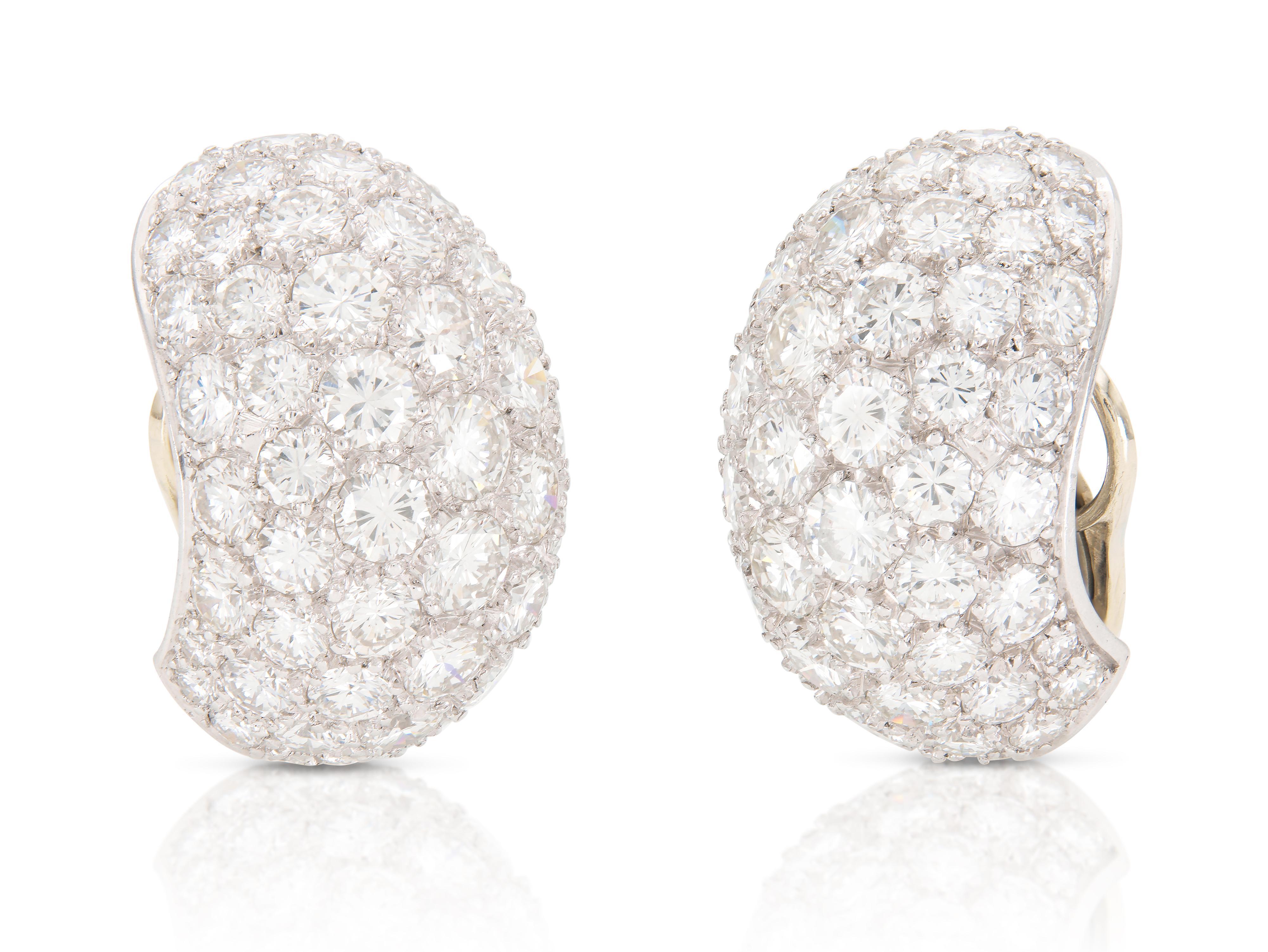 Finamente elaborada en platino con 124 diamantes talla brillante redonda que pesan un total aproximado de 18,00 quilates.
Firmado por Van Cleef & Arpels
Alrededor de 1963