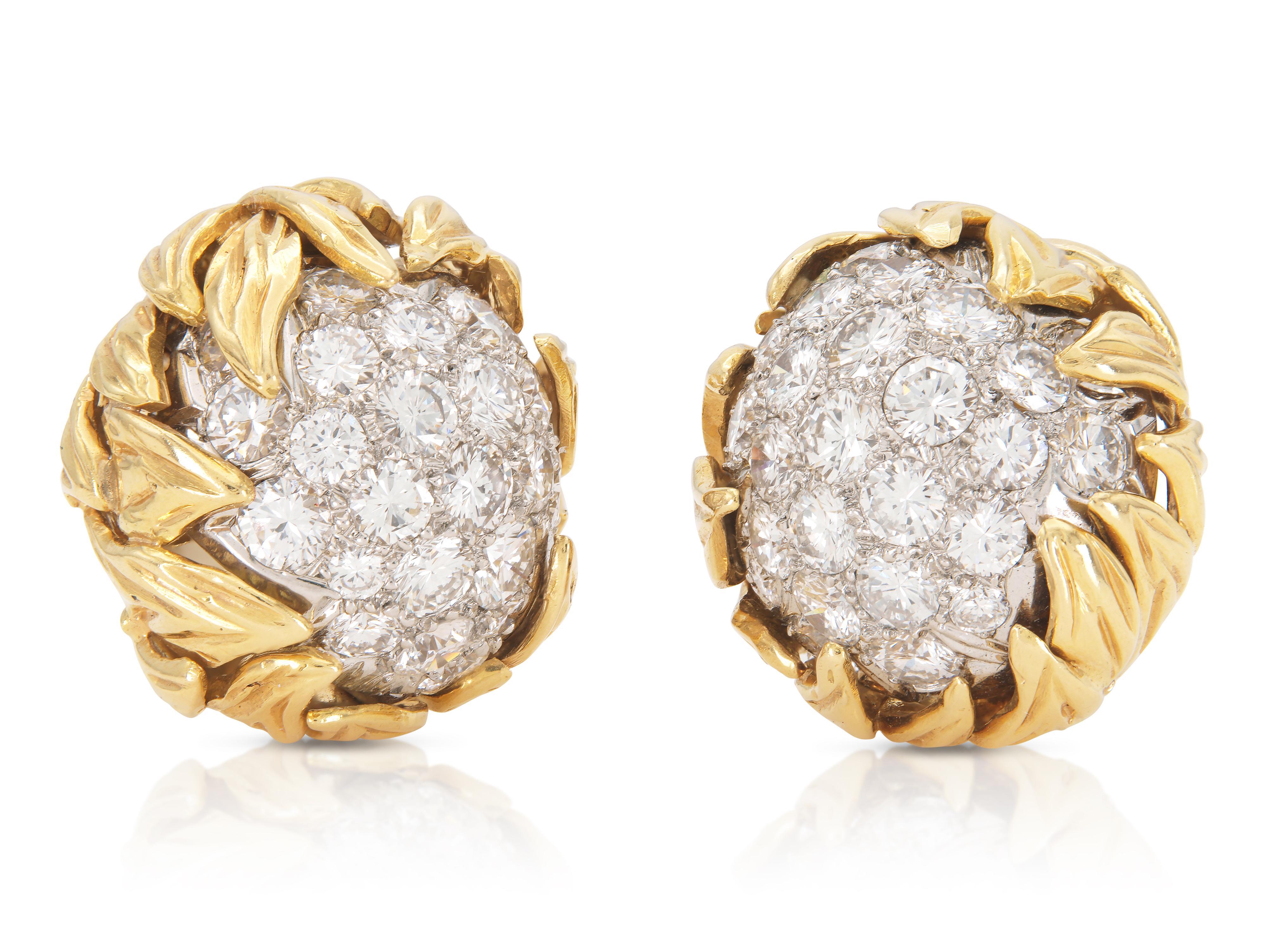 Finamente elaborada en oro amarillo de 18 quilates y platino con 54 diamantes redondos talla brillante que pesan aproximadamente un total de 8,00 quilates.
Firmado por Van Cleef & Arpels
Alrededor de 1960
