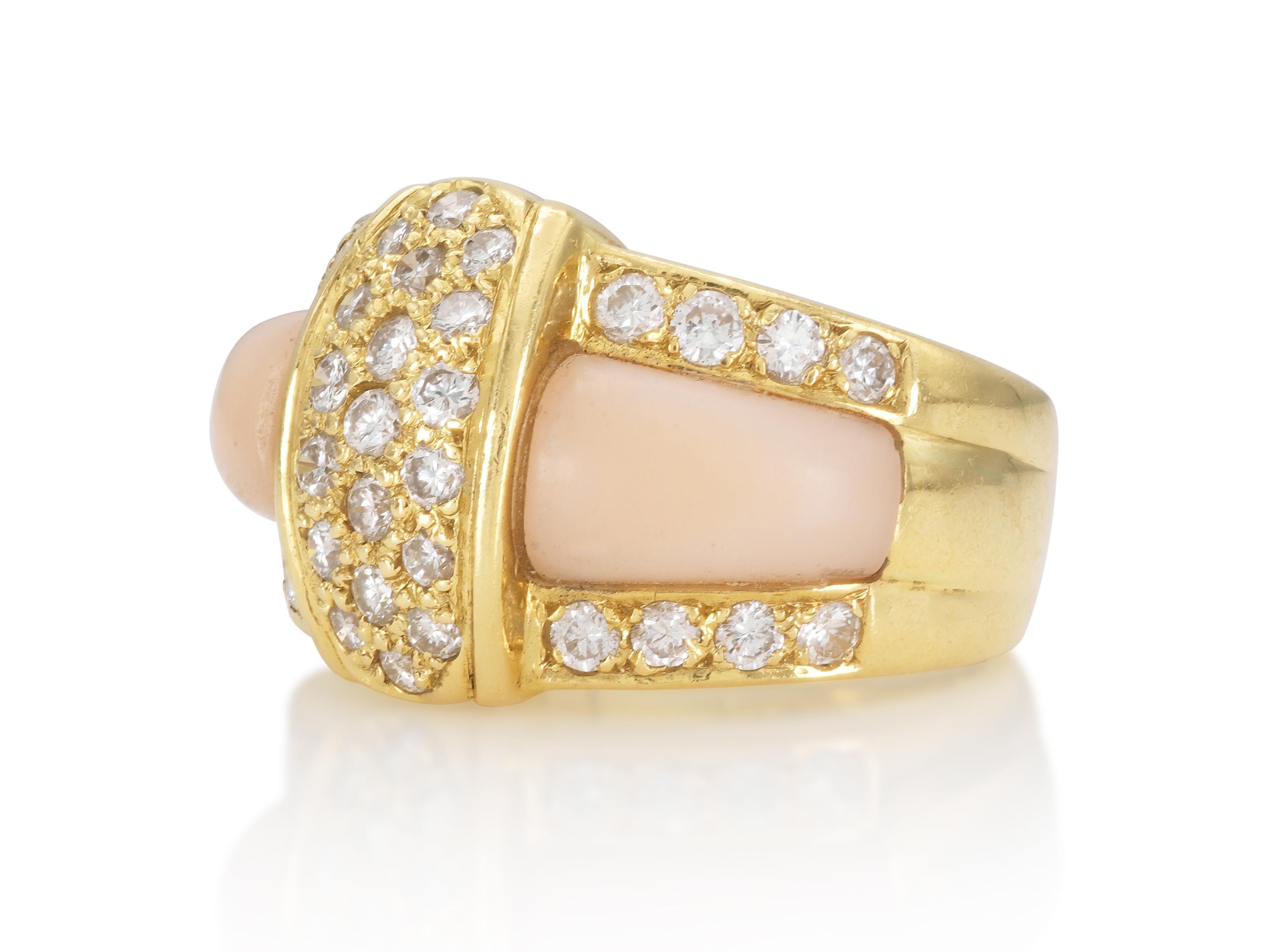 Finemente realizzato in oro giallo 18 carati con corallo arrossato circondato da diamanti rotondi taglio Brilliante per un peso totale di circa 1,65 carati. 
Firmato da Van Cleef & Arpels
Circa anni '60
Taglia 5 1/2
Viene fornito con il suo