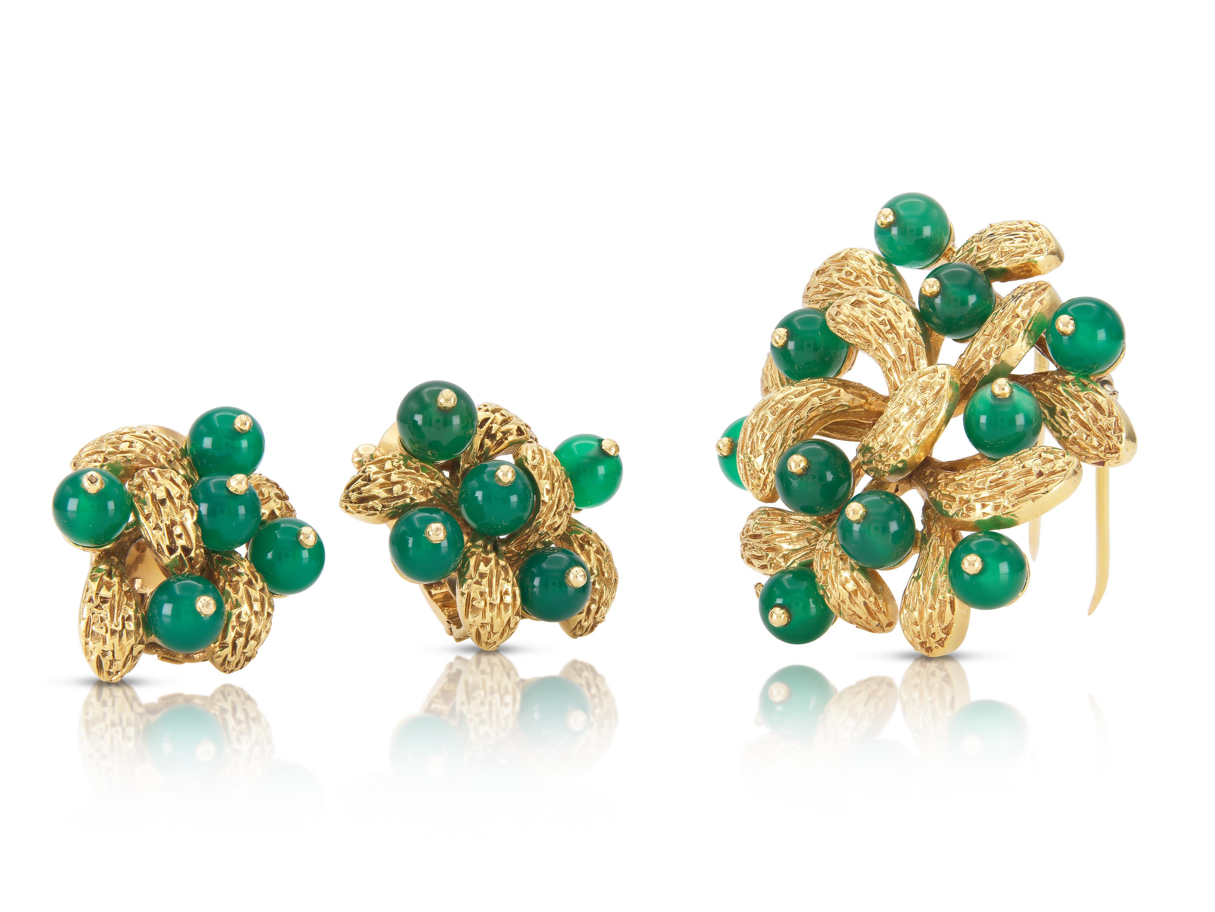 Finely crafted in 18k yellow gold with Chrysoprase beads.
Signed by Van Cleef & Arpels
Circa 1960s
The brooch measures 1 1/2 inch in diameter.
The earrings measure 7/8 inch in diameter