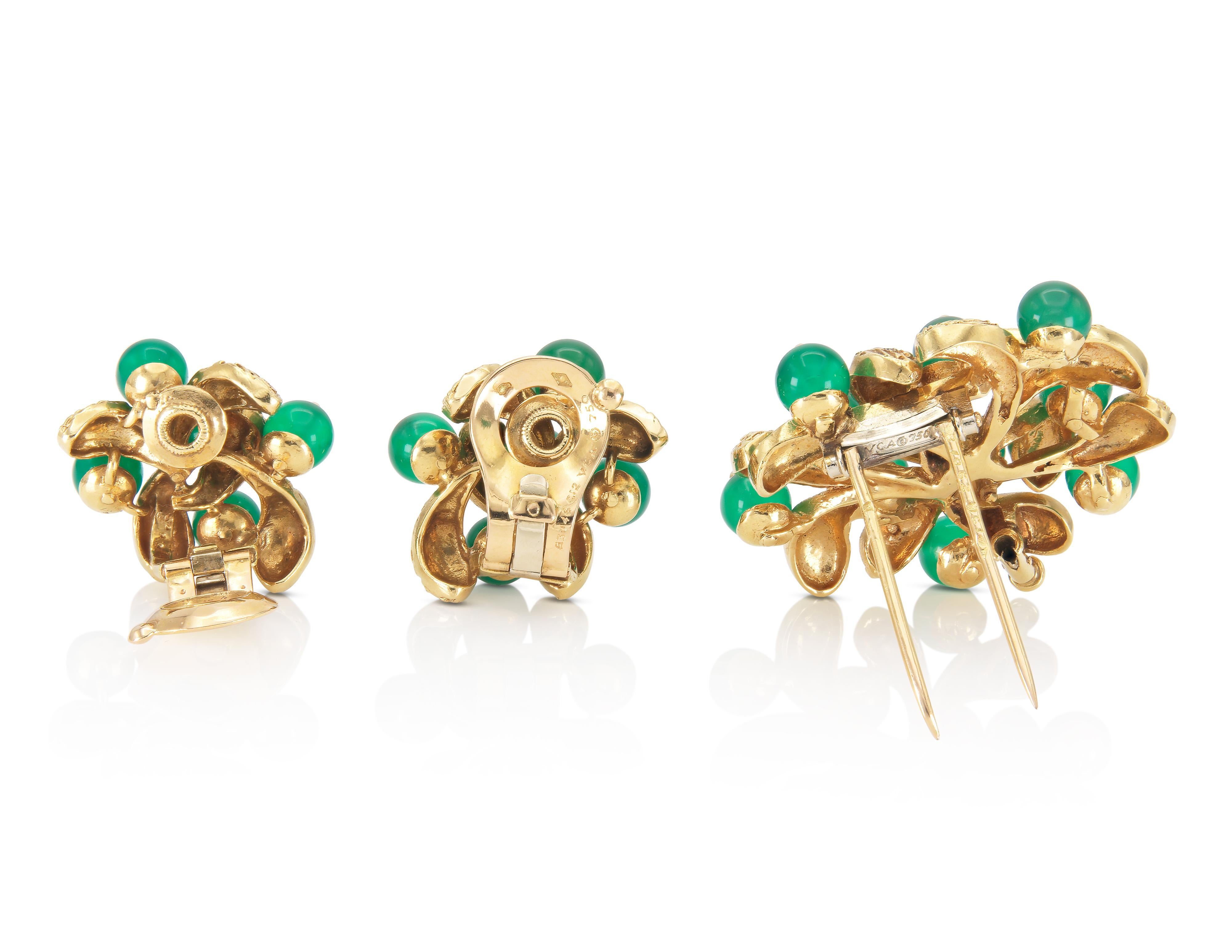 Vintage 1960s Van Cleef & Arpels Gold and Chrysoprase Brooch and Earrings Set In Good Condition For Sale In New York, NY