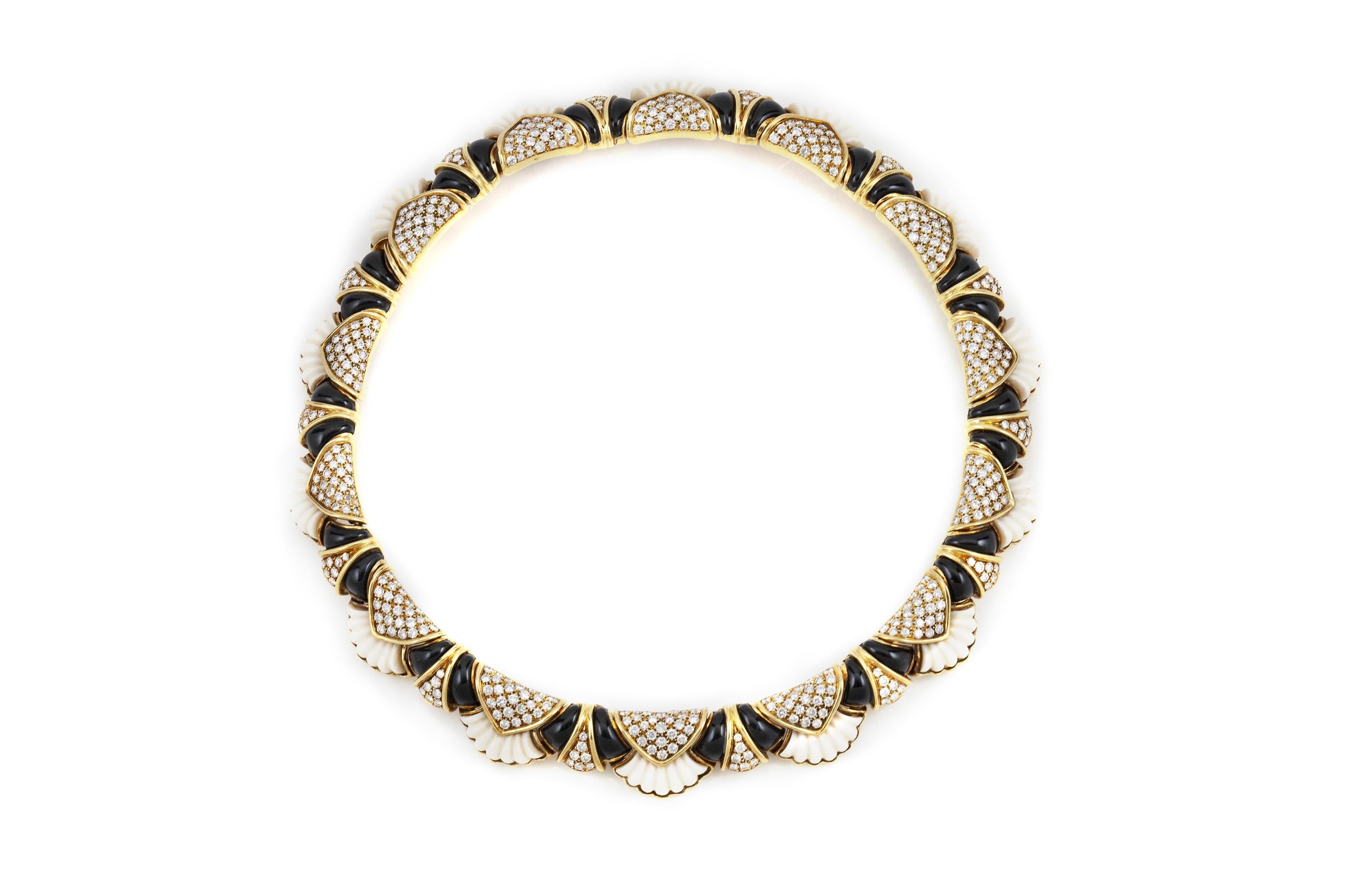 Whiting a été réalisée en or jaune 18 carats avec du corail blanc, de l'onyx et des diamants ronds de taille brillant pesant environ 36,00 carats au total.
Signé par Van Cleef & Arpels
Circa 1960s
Livré avec sa boîte d'origine.