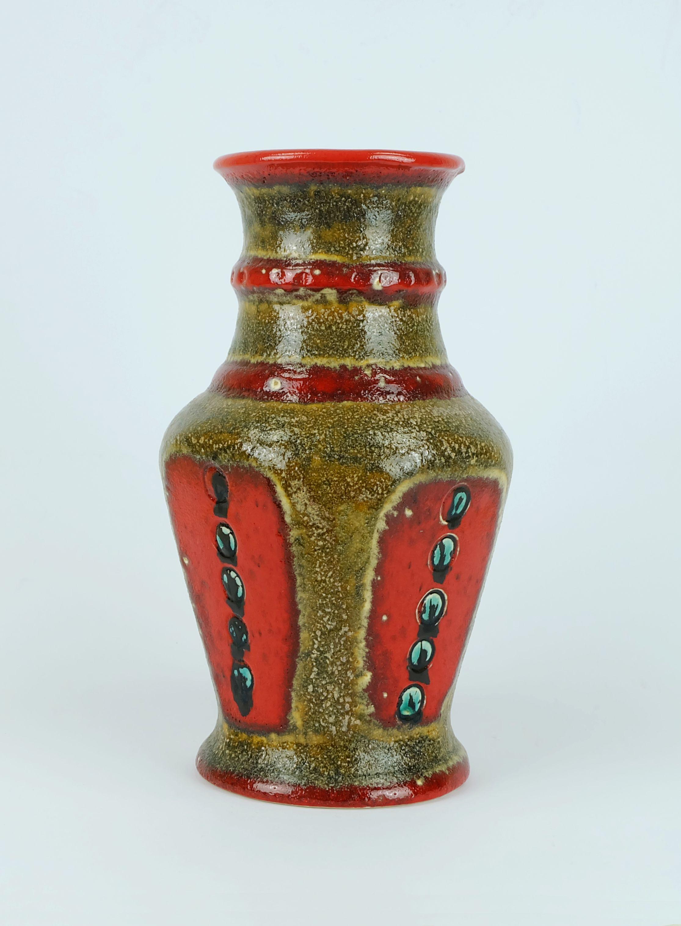 Fantastico vaso in ceramica di metà secolo prodotto da U-Keramik (Uebelacker) alla fine degli anni Sessanta. Model No. 593/30 con smalto marrone ruvido combinato con decorazioni rosse, verdi e nere.

Dimensioni in cm:
Altezza 28,5 cm, larghezza 17