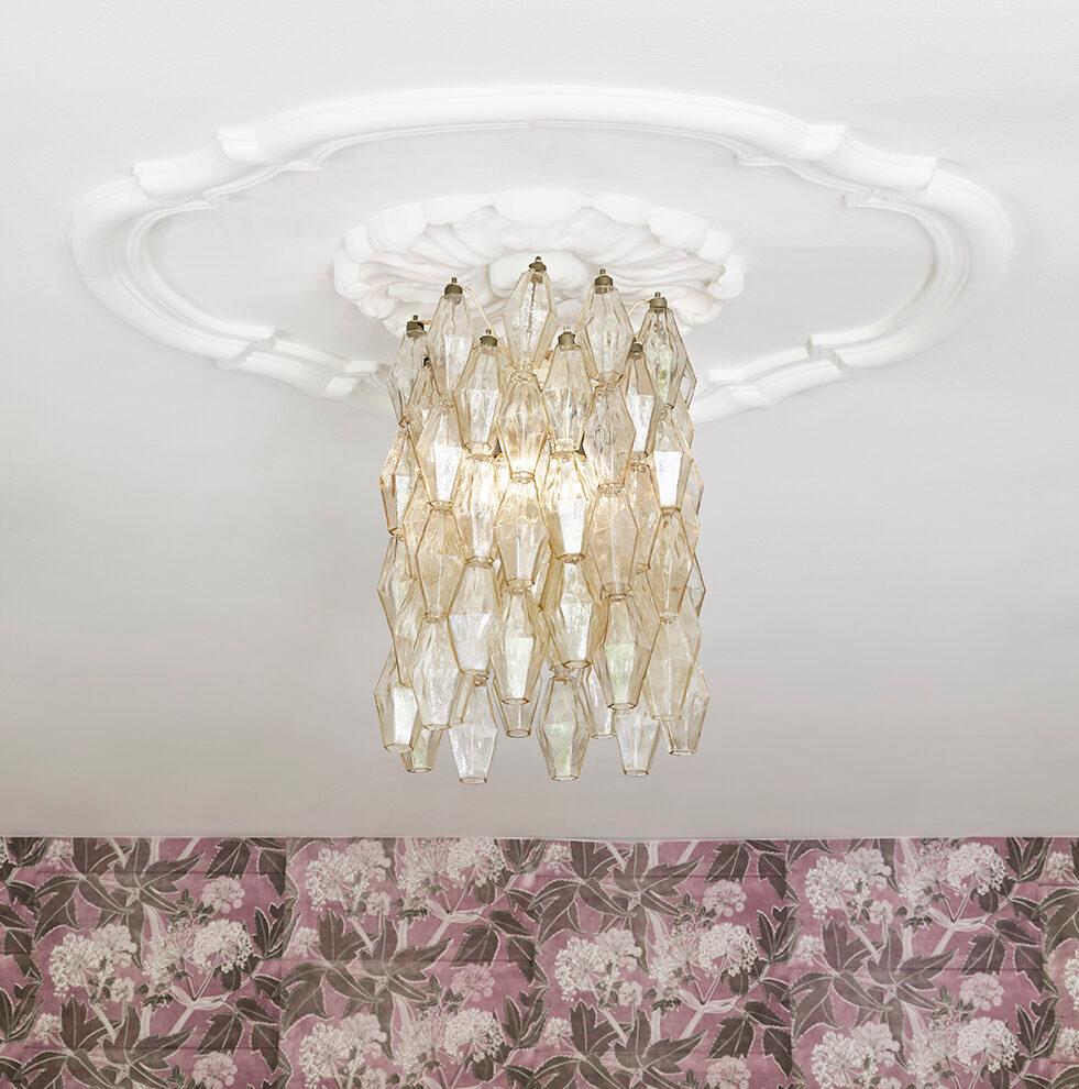 Polyhedral chandelier in champagne colored blown glass,

Venini
Italy, 1960s.

Measures: H 50 x Ø 37 cm.
 