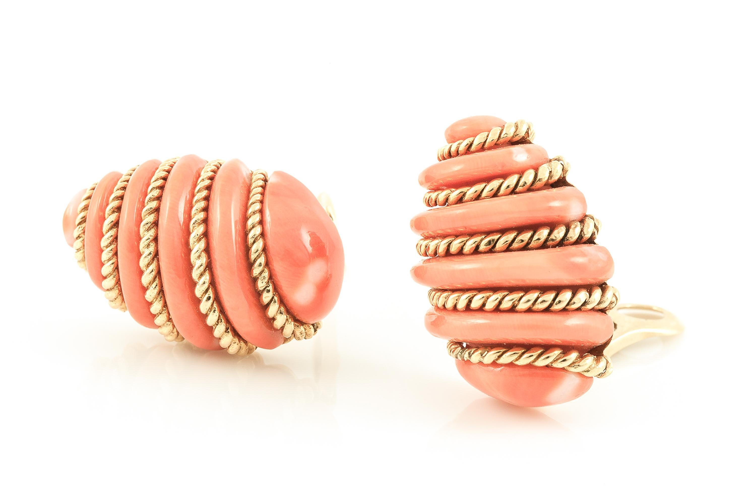 Vintage 1960s Verdura Koralle und Gold Ohrringe (Gemischter Schliff) im Angebot