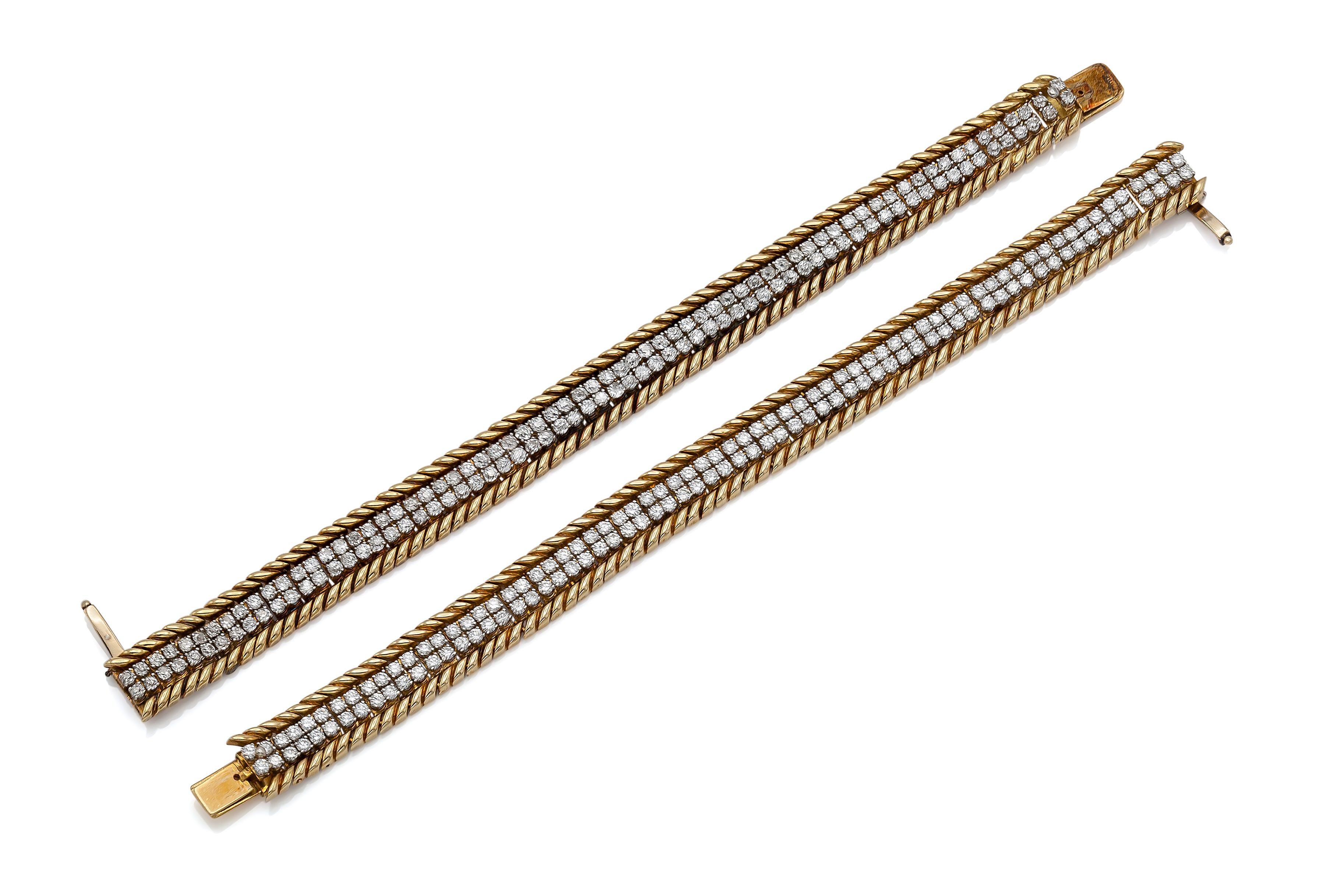 Finemente realizzato in oro giallo e bianco 18 carati con 136 diamanti rotondi taglio Brilliante per bracciale, per un peso di circa 6,80 carati. Insieme, i bracciali contengono 272 diamanti rotondi taglio Brilliante per un peso totale di circa