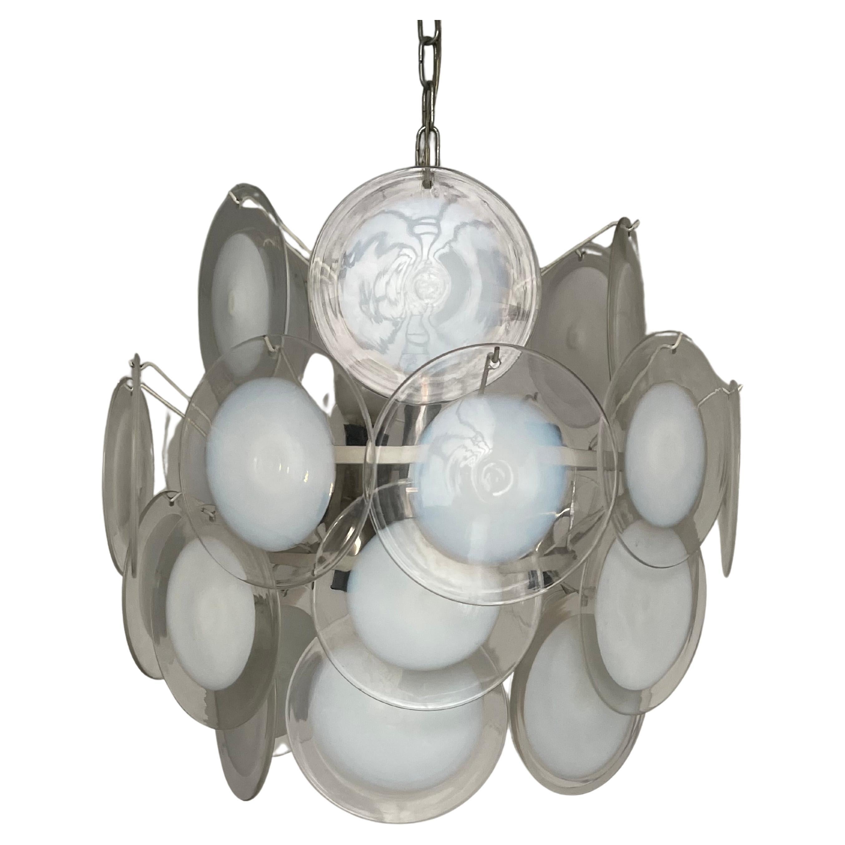Murano Glas Kronleuchter - Seltene Vistosi Pendelleuchte - Zeitlose dekorative Beleuchtung

Seltener, schöner und sehr gut erhaltener Vintage Murano-Kronleuchter von Vistosi. Metallrahmen mit hängenden Glasscheiben. Alle Discs sind intakt und weisen