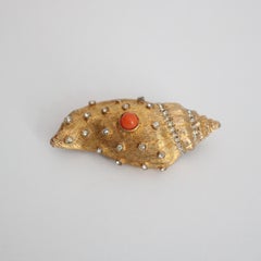 Broche vintage de Vogue de los años 60, de concha de coral con strass y acabado dorado cepillado