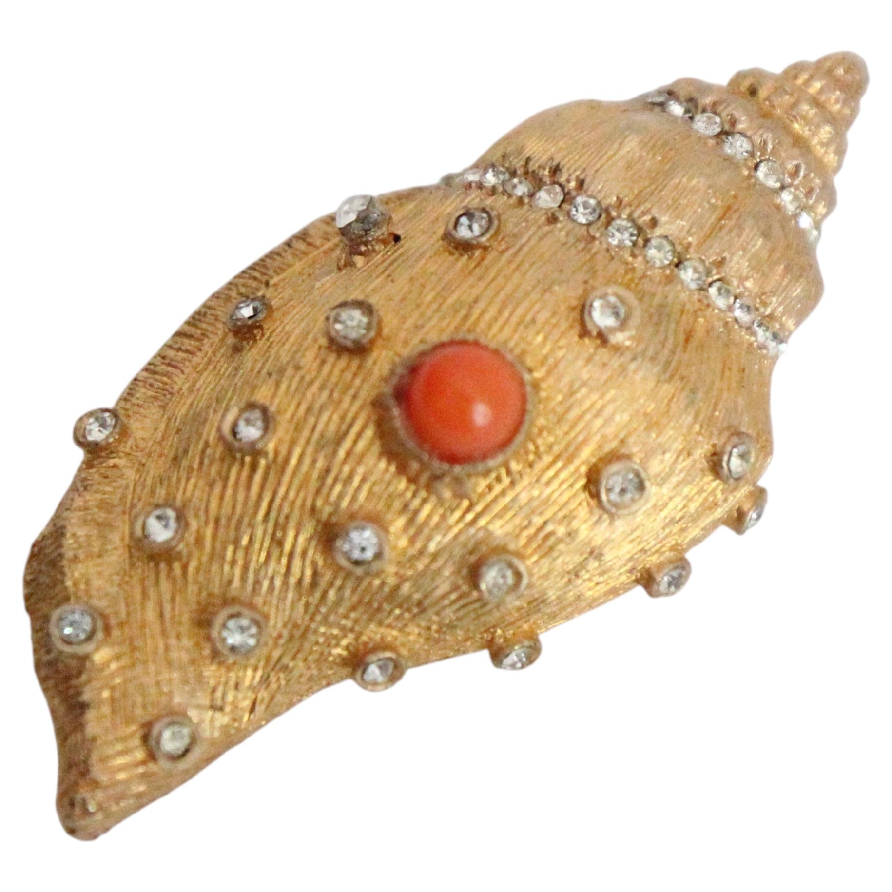 Spilla vintage degli anni '60 di Vogue: conchiglia color corallo con strass e finitura oro spazzolato