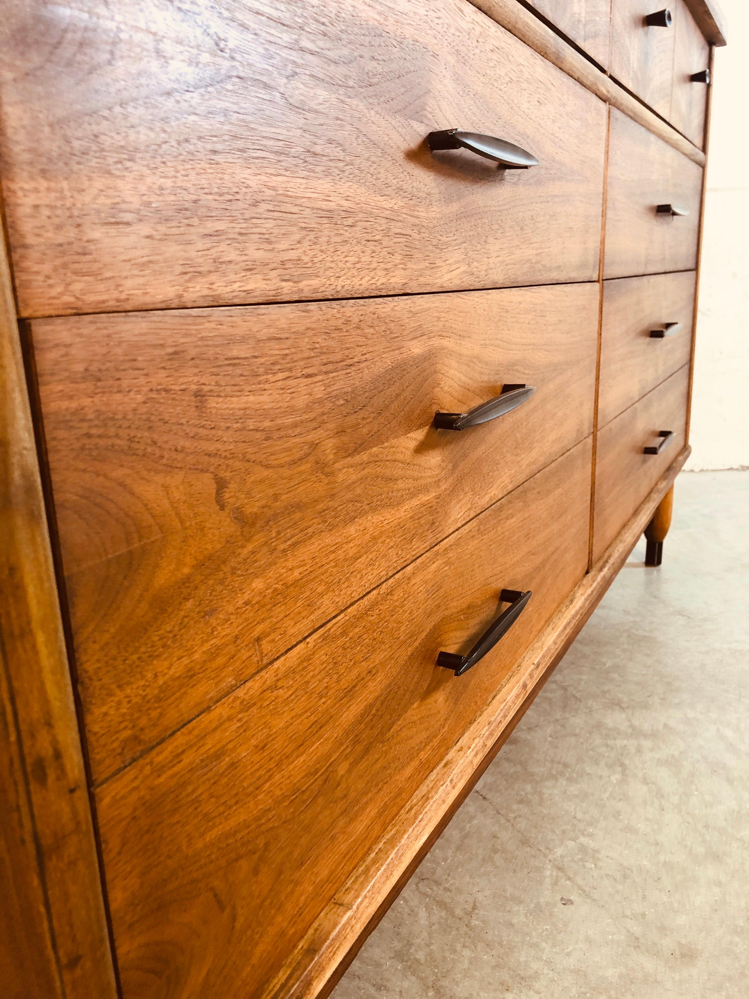 Vintage 1960s Walnut 8-Drawer Low Dresser For Sale 4