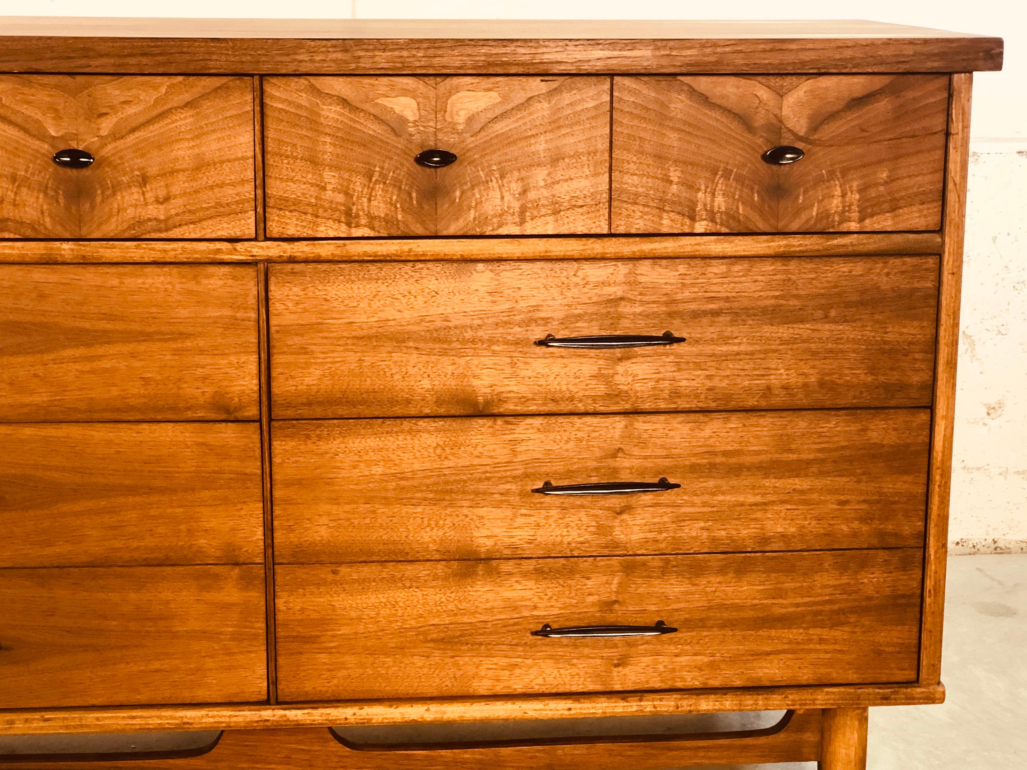 Vintage 1960s Walnut 8-Drawer Low Dresser In Good Condition For Sale In Amherst, NH