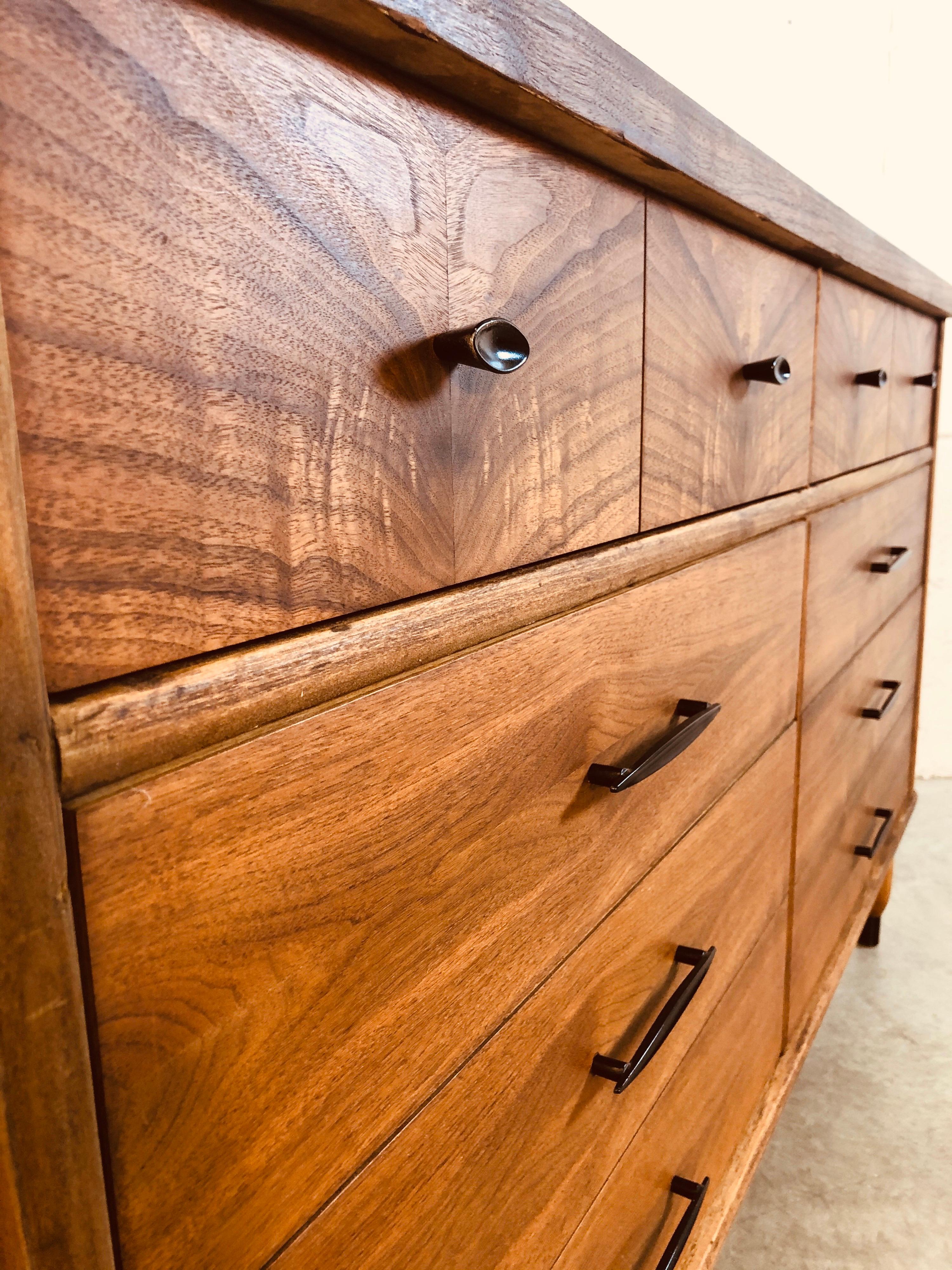 Vintage 1960s Walnut 8-Drawer Low Dresser For Sale 3