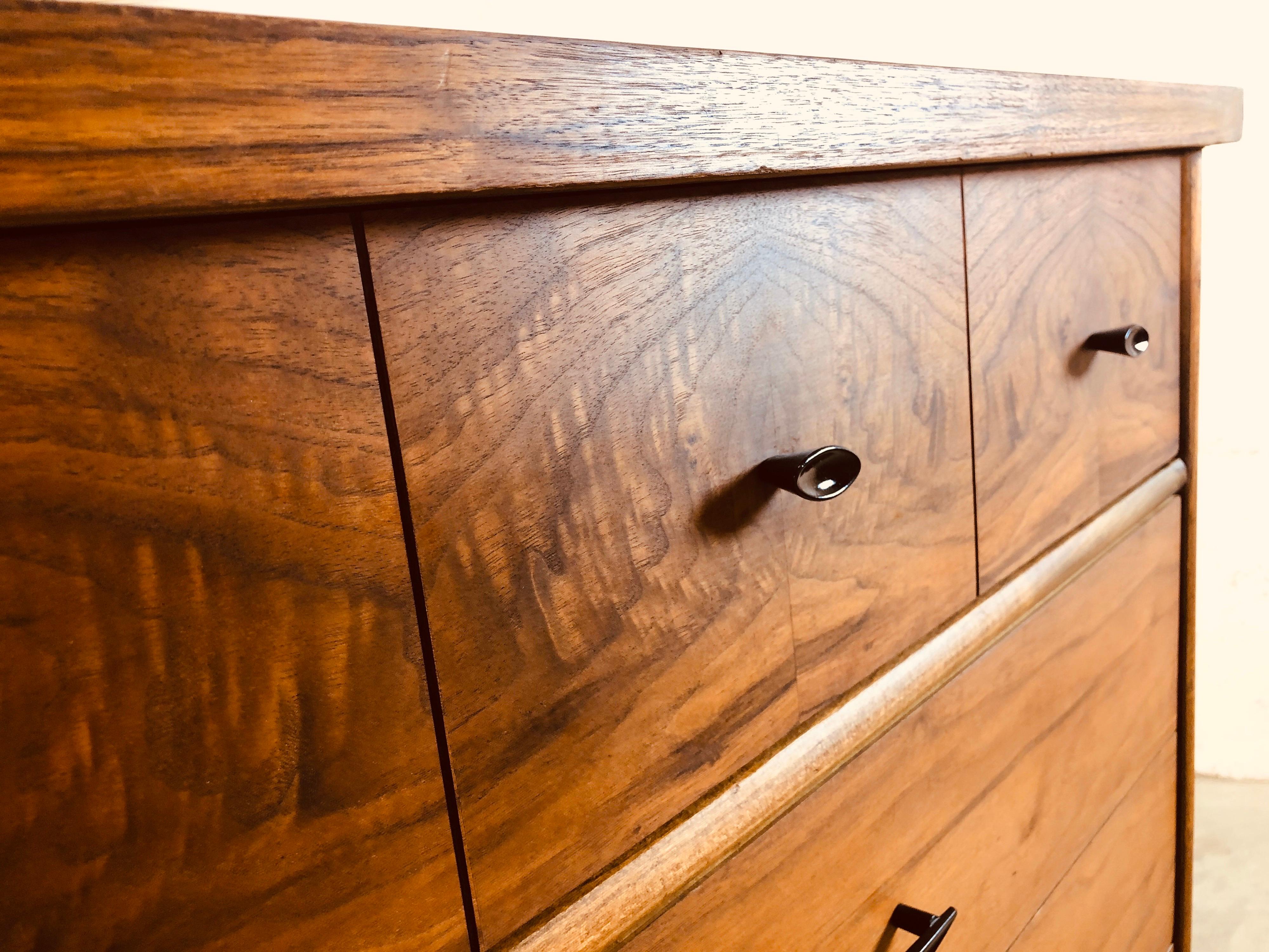 Vintage 1960s Walnut Wood Dresser In Good Condition For Sale In Amherst, NH