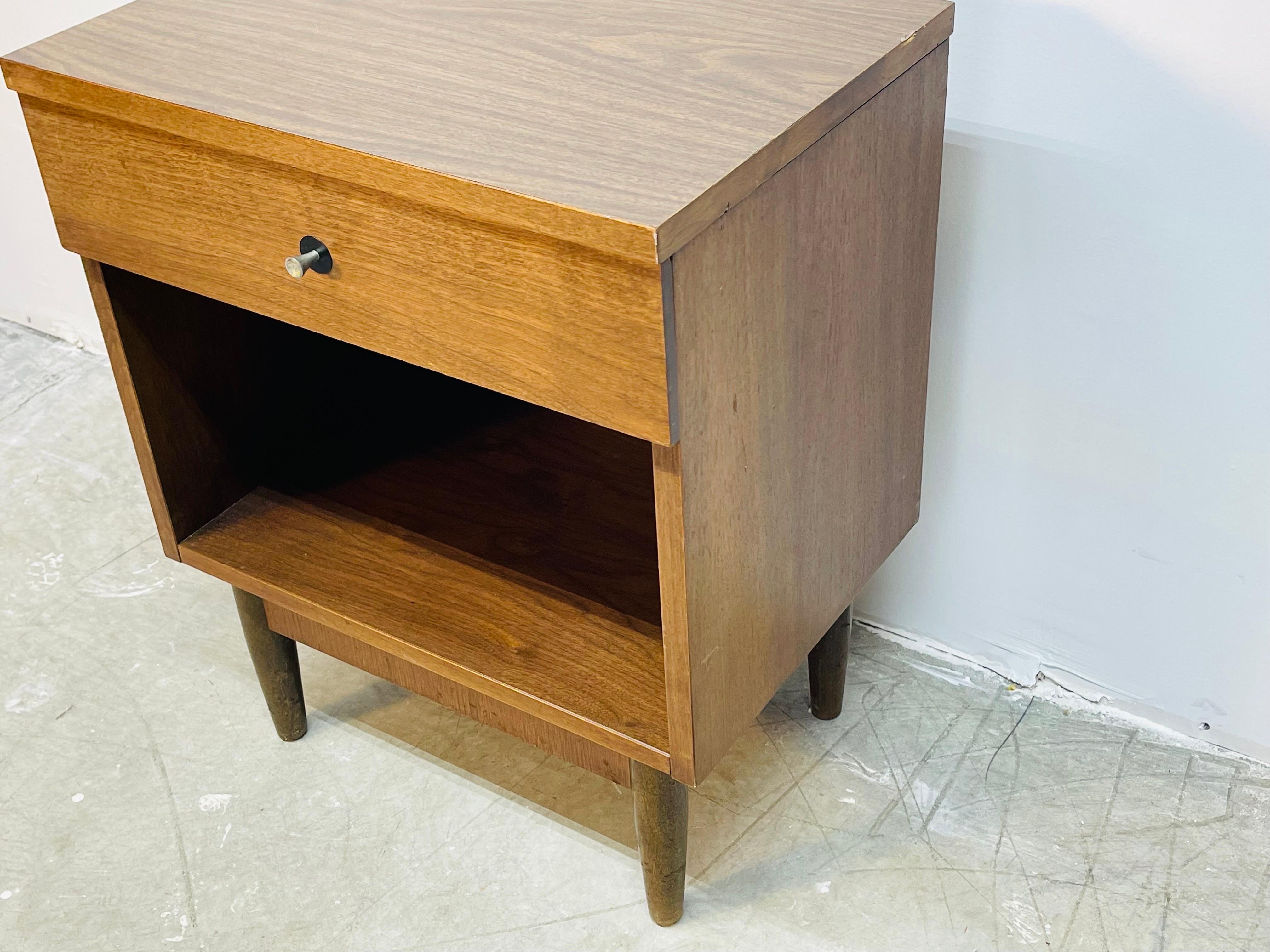 Vintage 1960s Walnut Wood Nightstand In Good Condition For Sale In Amherst, NH