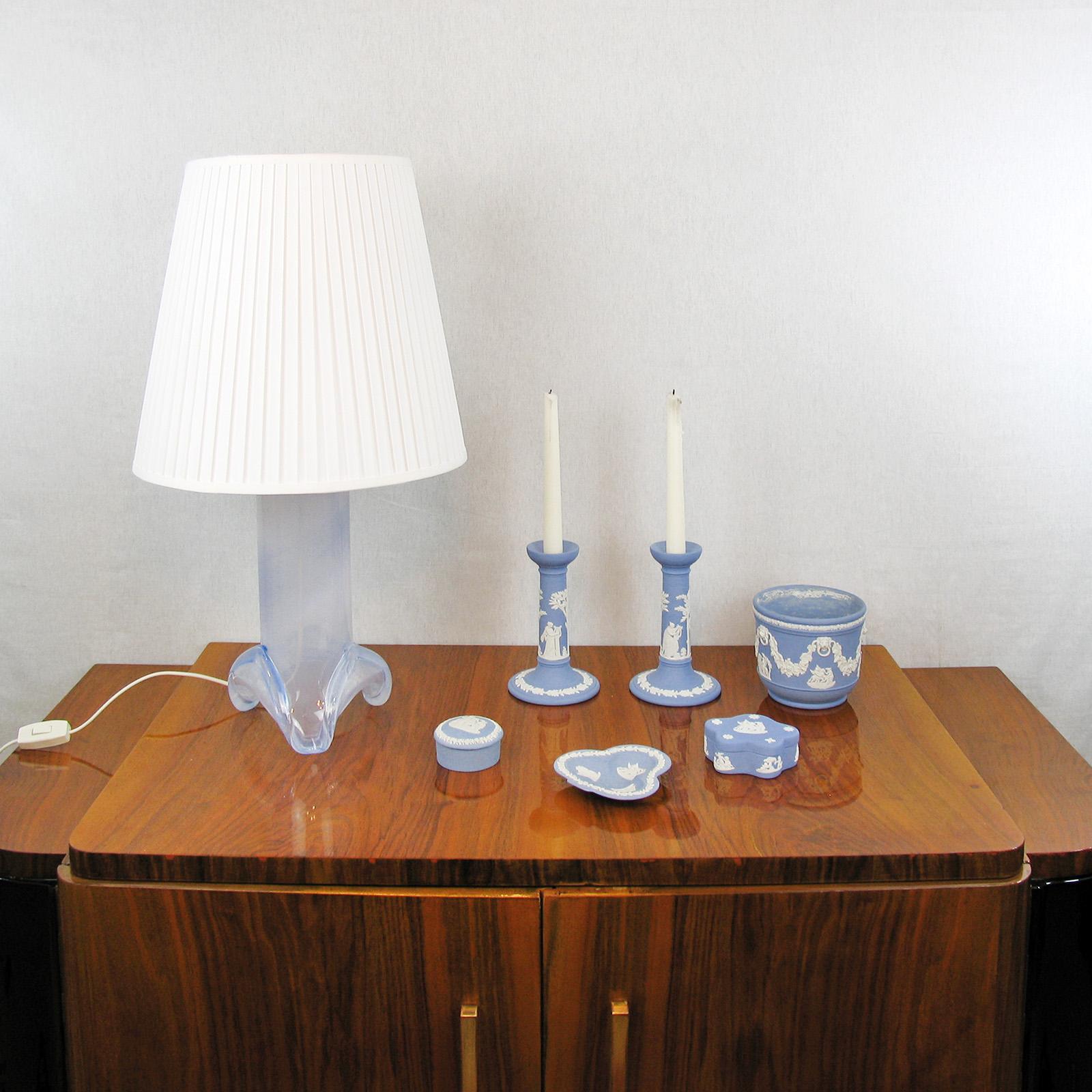 Midcentury small collection of four pieces Wedgwood Jasperware diamond cream on blue.
Comprising 2 lidded boxes, a cachepot, an ashtray and a pair of candleholders.
Vintage, 1960s. All in perfect condition. All marked under the