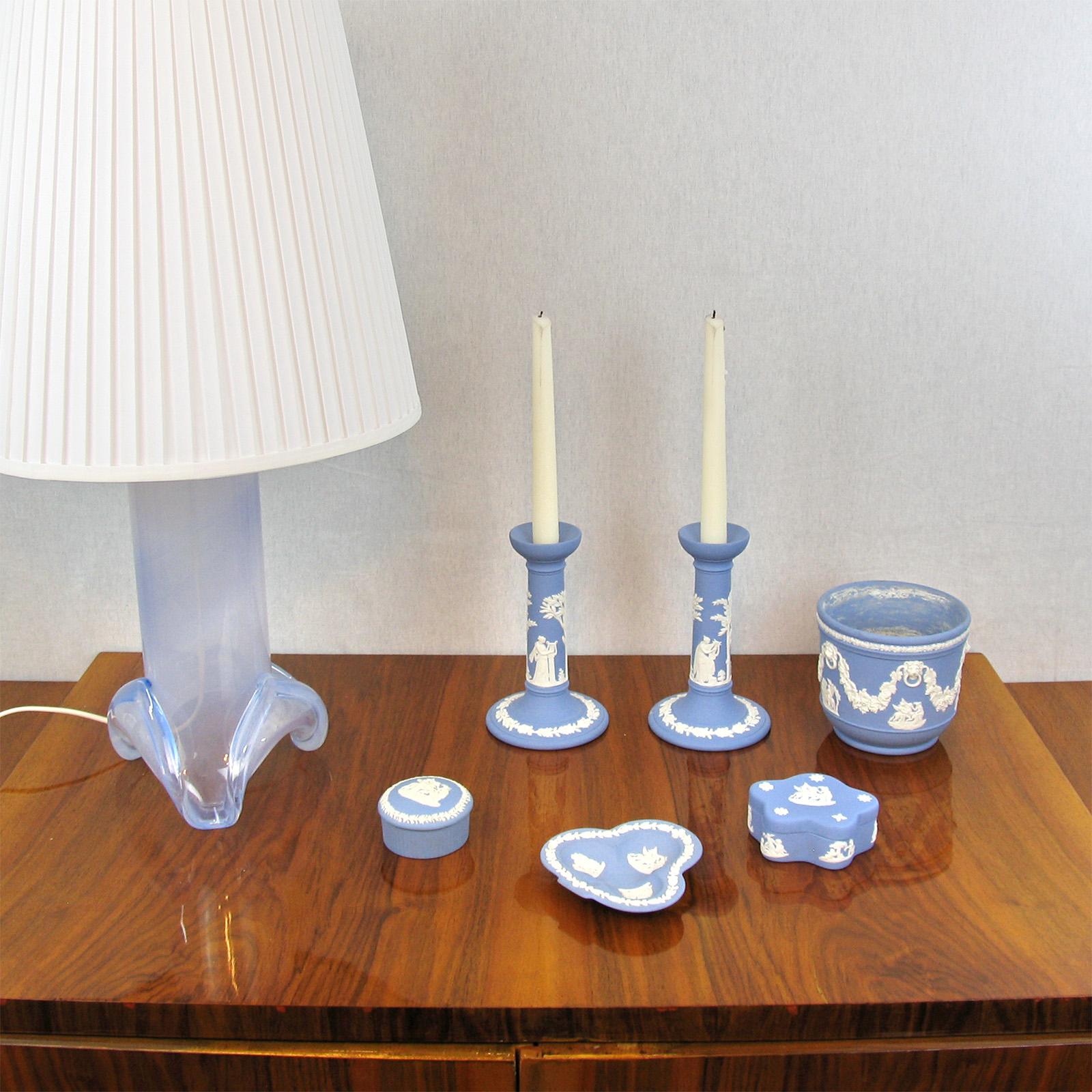 Mid-Century Modern Collection Wedgwood Jasperware des années 1960, crème sur céramique bleue en vente