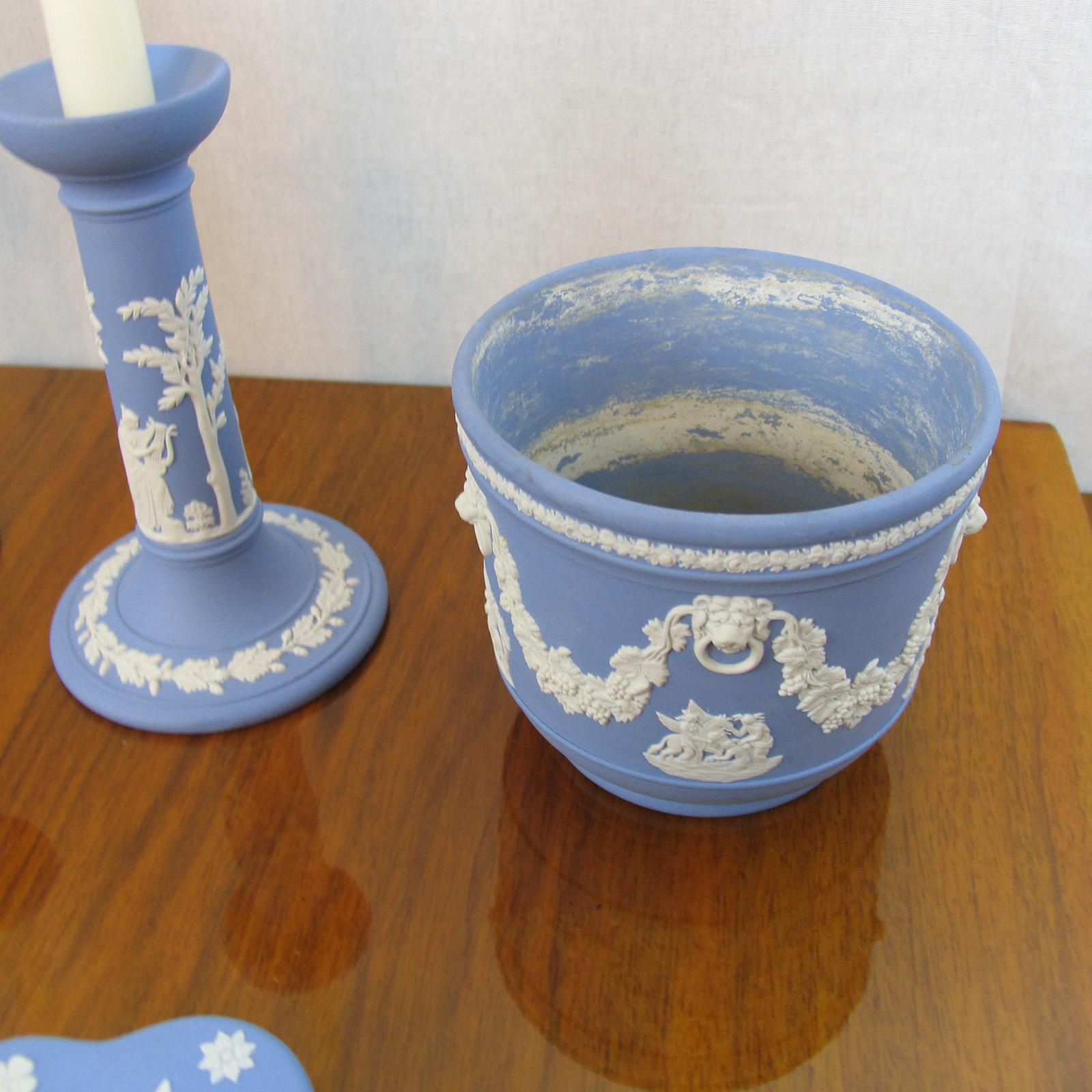 Milieu du XXe siècle Collection Wedgwood Jasperware des années 1960, crème sur céramique bleue en vente