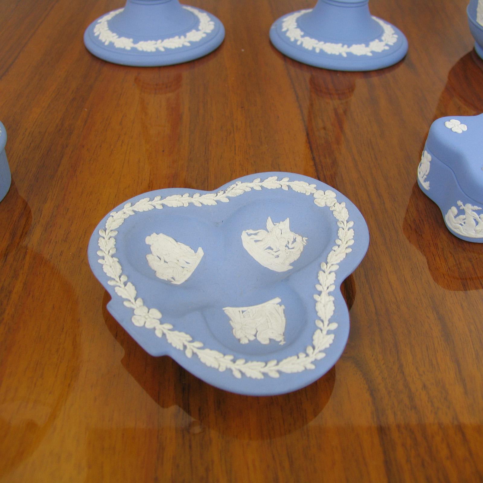 Vintage 1960s Wedgwood Jasperware Cream on Blue Ceramic Collection In Excellent Condition For Sale In Bochum, NRW