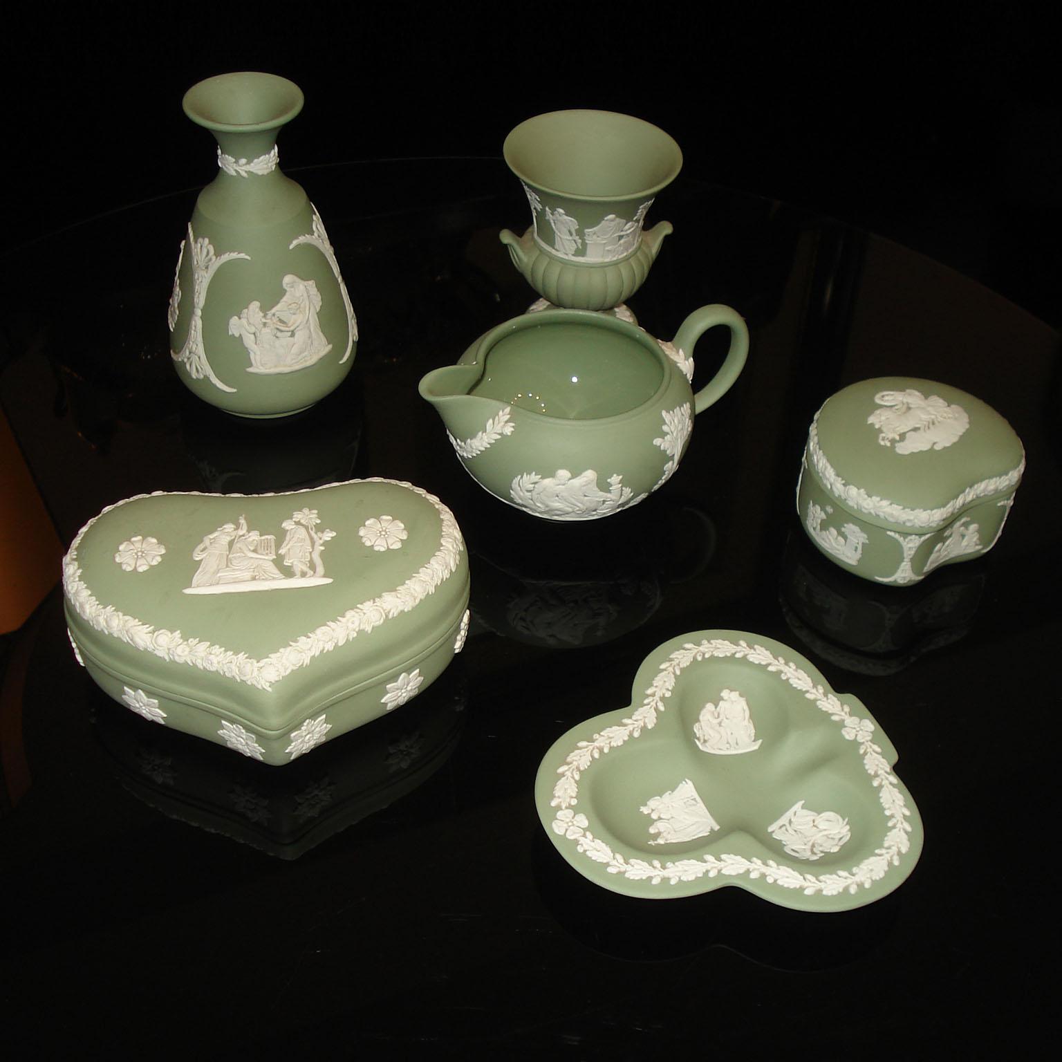 Midcentury small collection of six pieces Wedgwood Jasperware diamond cream on celadon.
Comprising 2 vases, 2 lidded boxes, a pot and an ashtray.
Vintage, 1960s. All in perfect condition. All marked under the bottom.