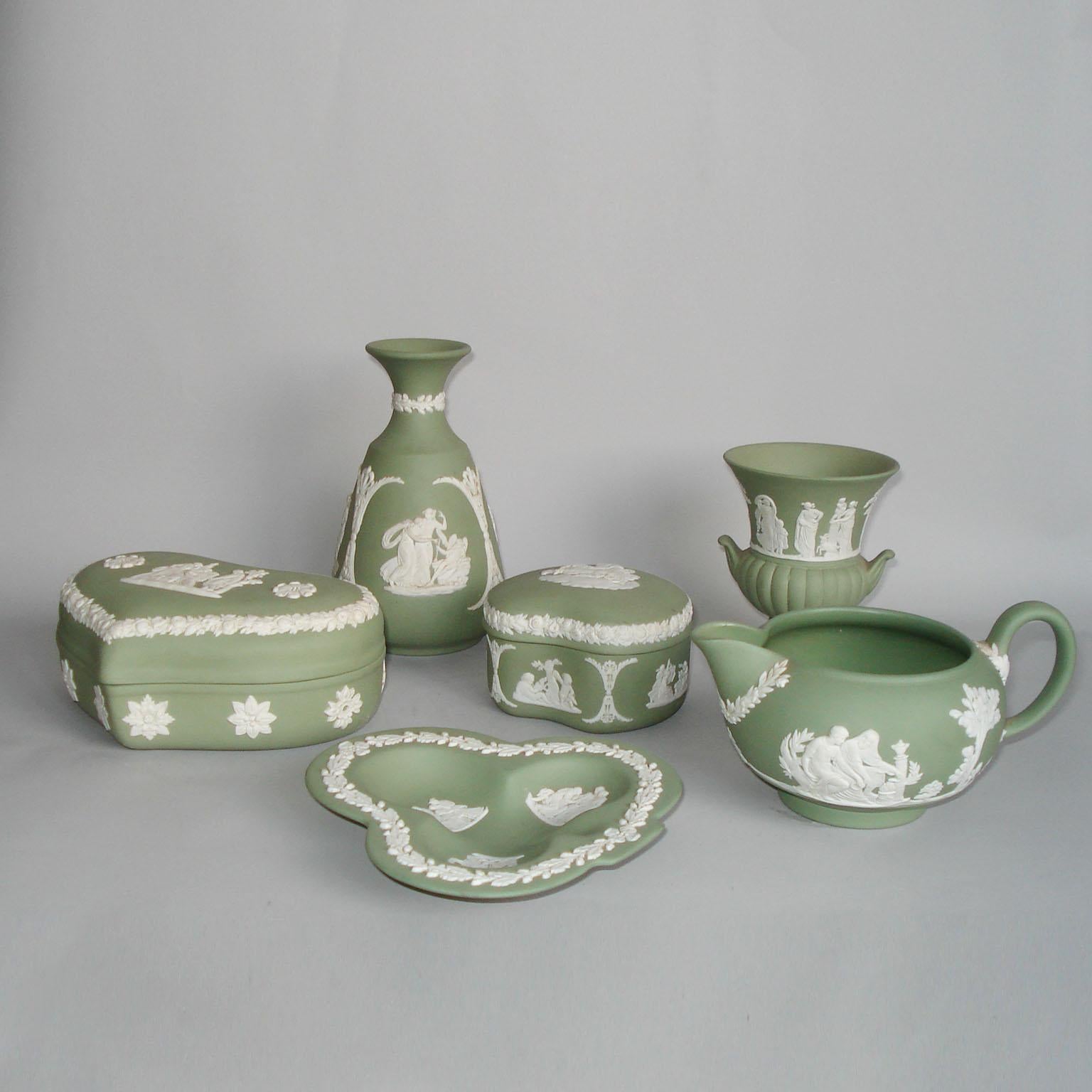Vintage 1960s Wedgwood Jasperware Cream on Celadon Collection In Excellent Condition In Bochum, NRW