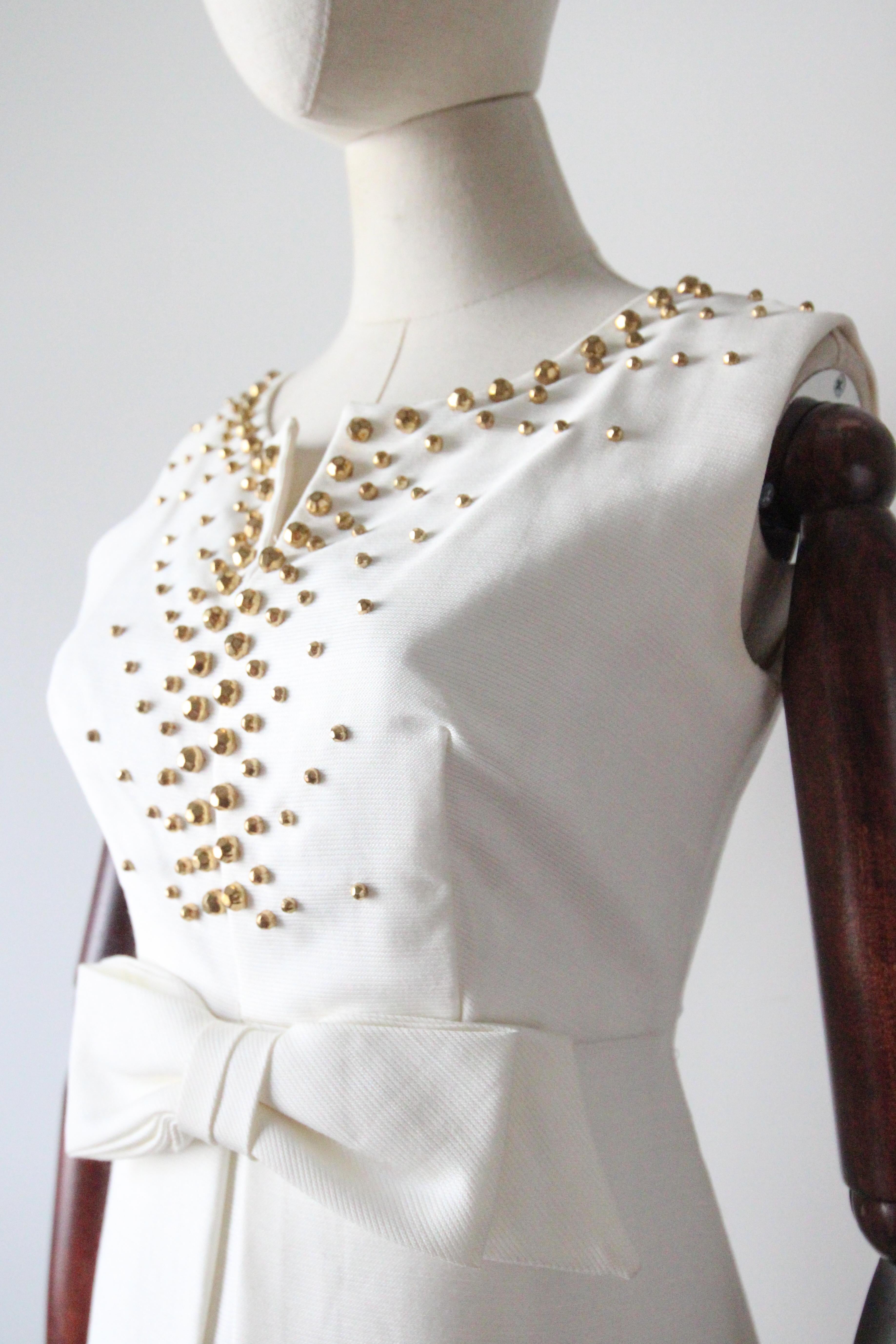 Vintage 1960's Vestido blanco plisado con lazo Gold Studded sixties dress UK 8-10 en Bueno estado para la venta en Cheltenham, GB