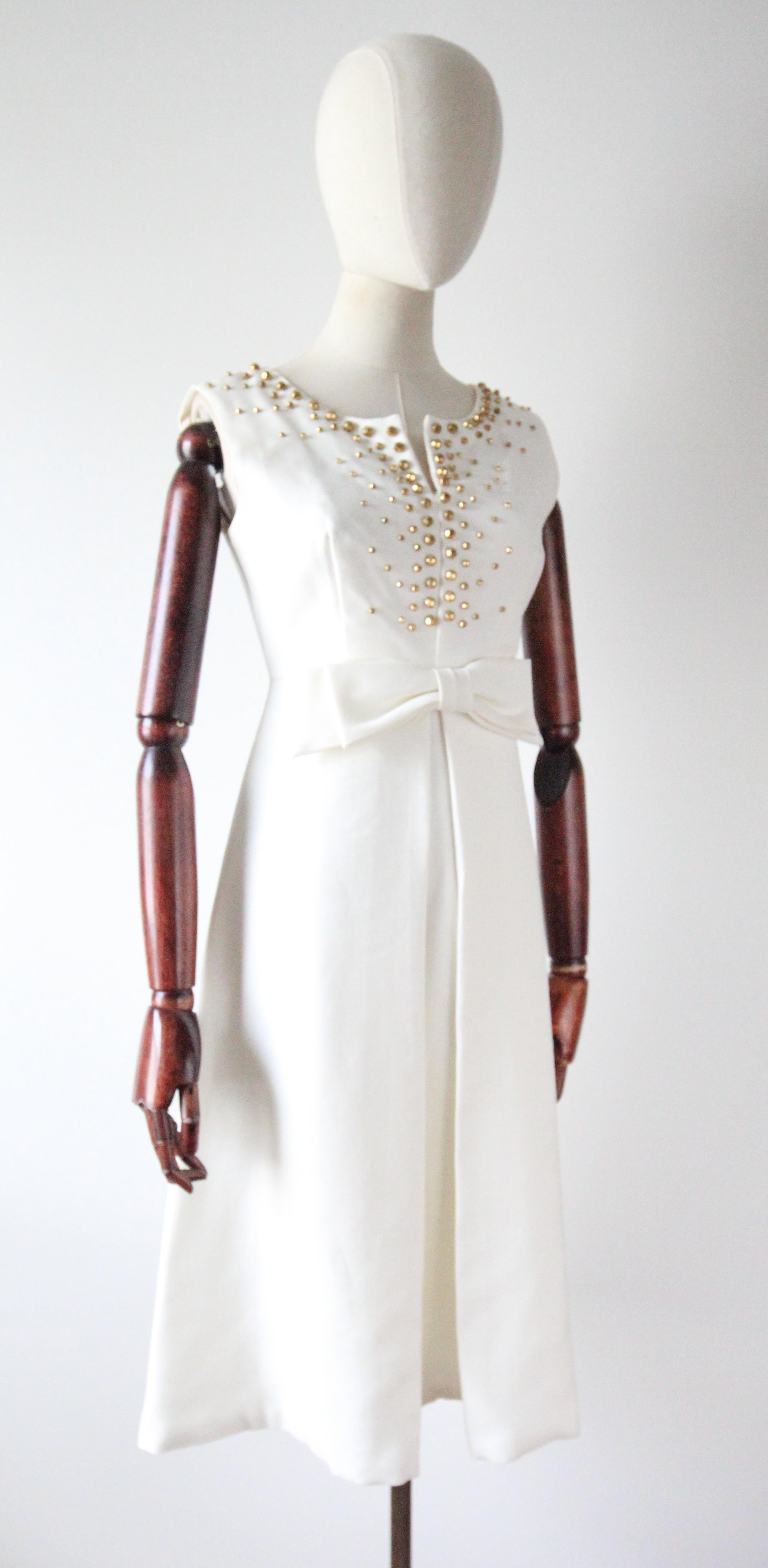 Vintage 1960's Vestido blanco plisado con lazo Gold Studded sixties dress UK 8-10 en venta 1