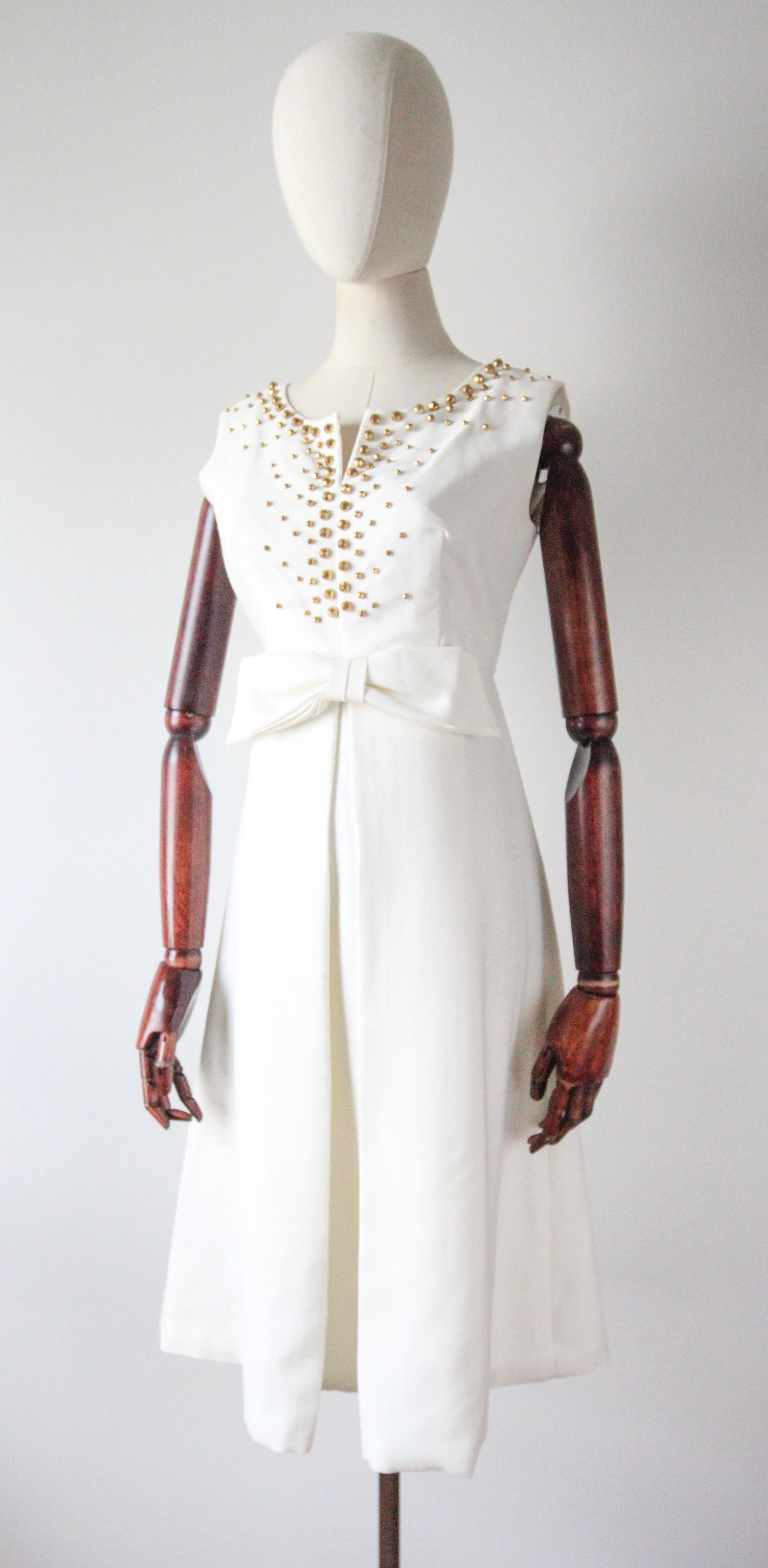 Vintage 1960's Vestido blanco plisado con lazo Gold Studded sixties dress UK 8-10 en venta 2