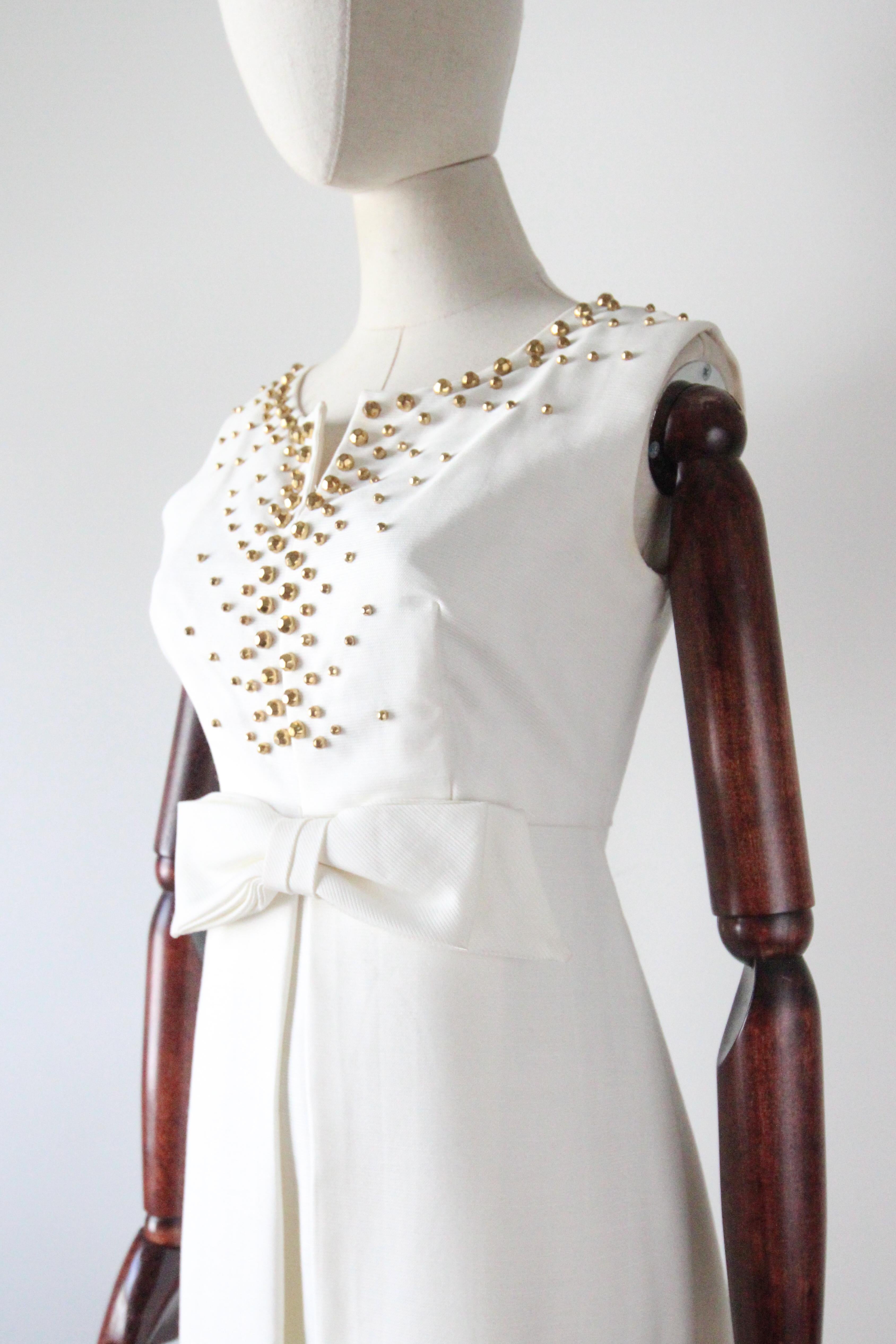 Vintage 1960's Vestido blanco plisado con lazo Gold Studded sixties dress UK 8-10 en venta 3