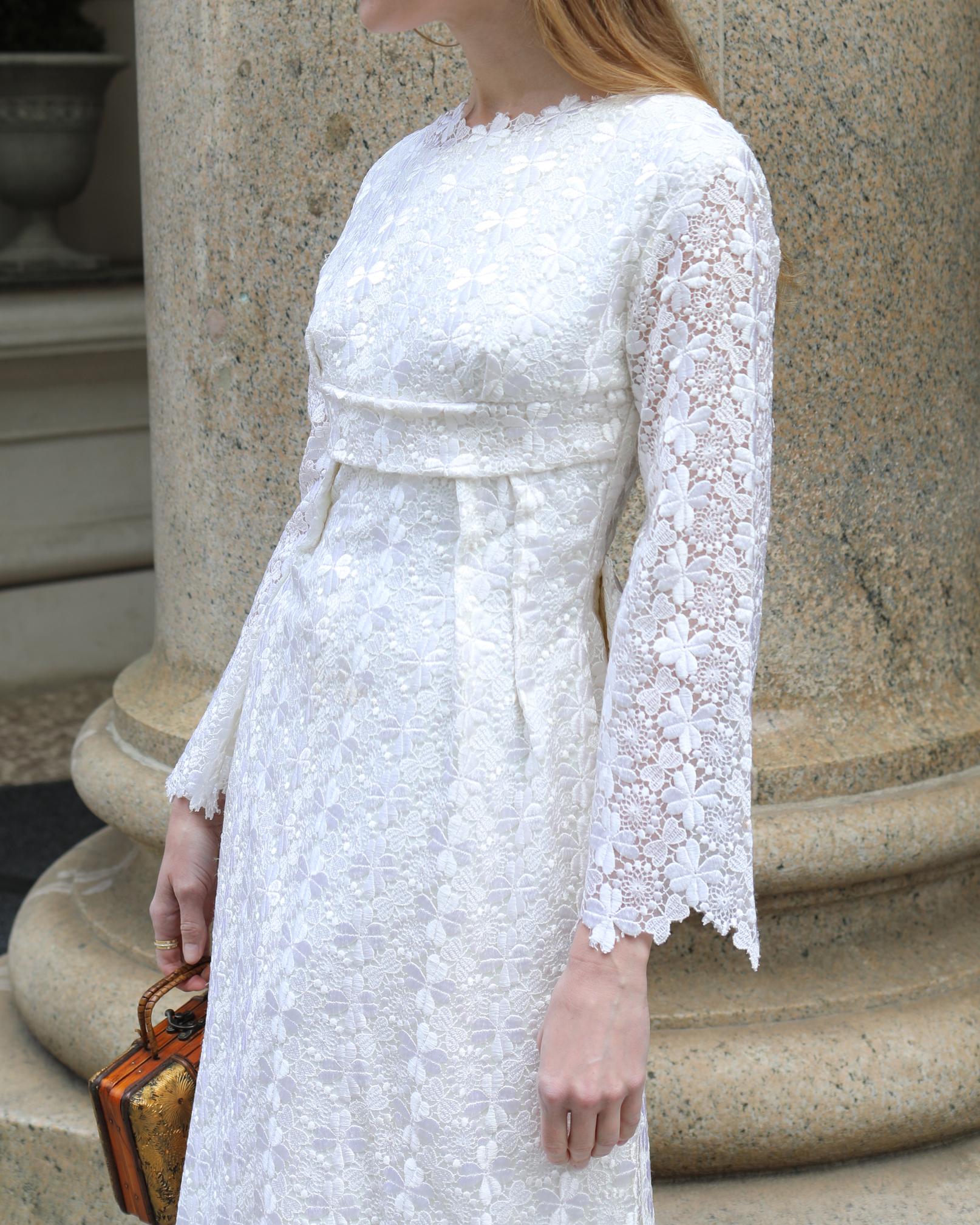 Vintage 1960er Weißes Häkelspitzen-Kleid mit Empire-Taille (Grau) im Angebot
