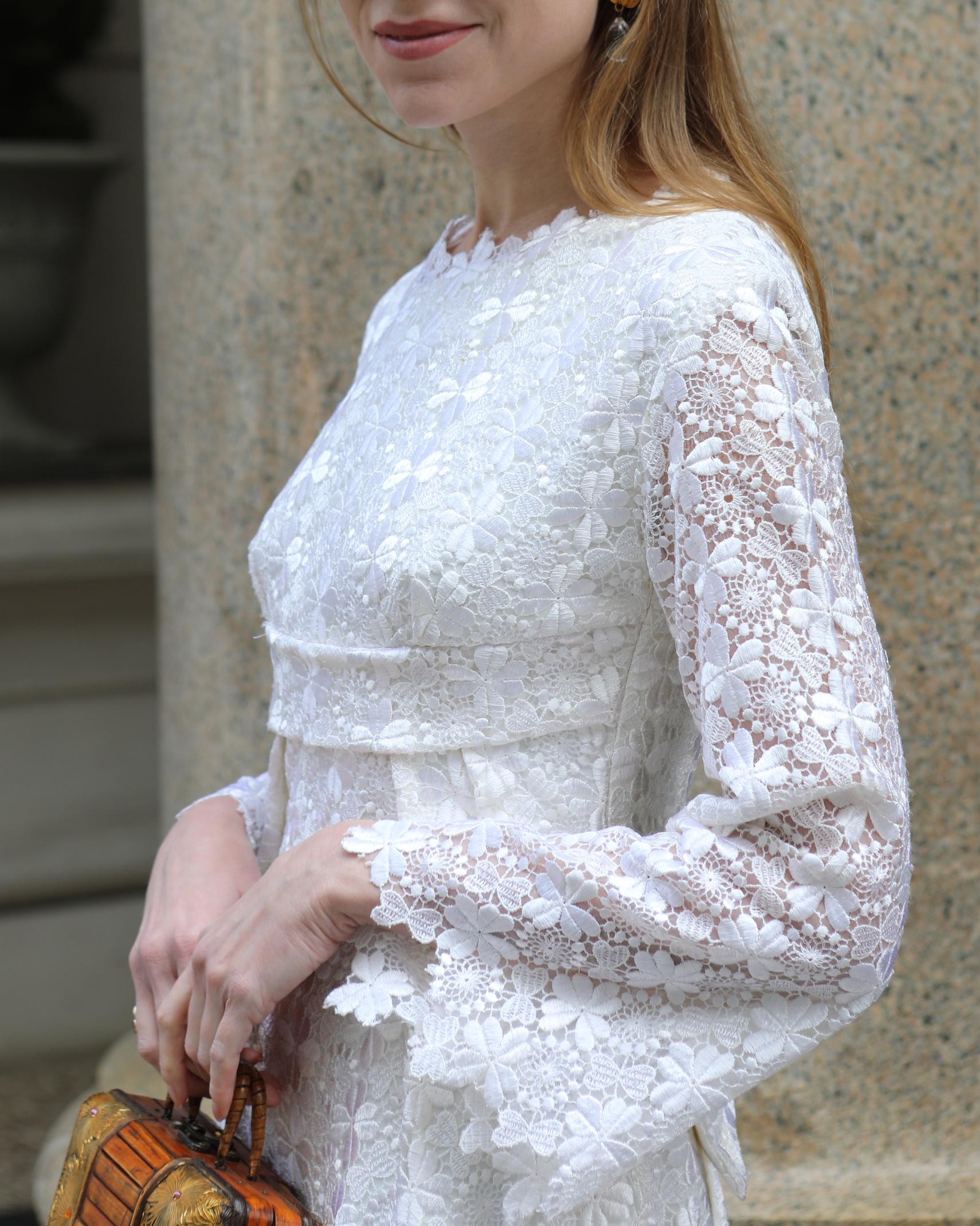 Vintage 1960er Weißes Häkelspitzen-Kleid mit Empire-Taille im Zustand „Gut“ im Angebot in New York, NY
