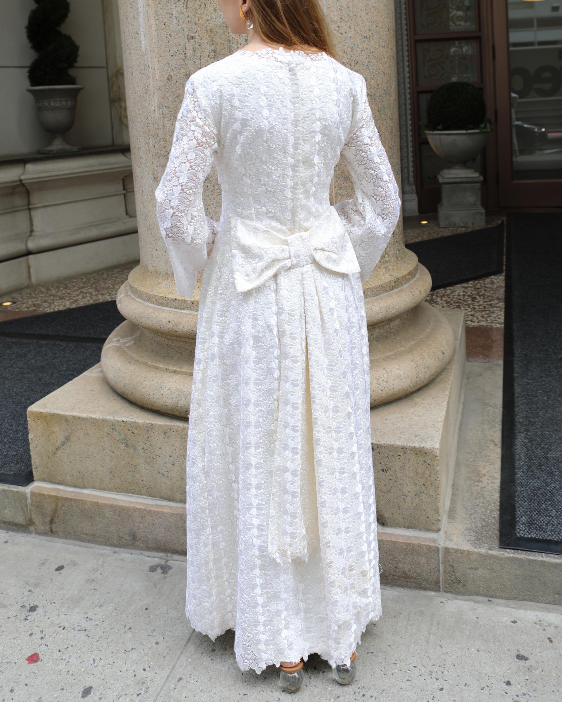 Vintage 1960er Weißes Häkelspitzen-Kleid mit Empire-Taille im Angebot 2