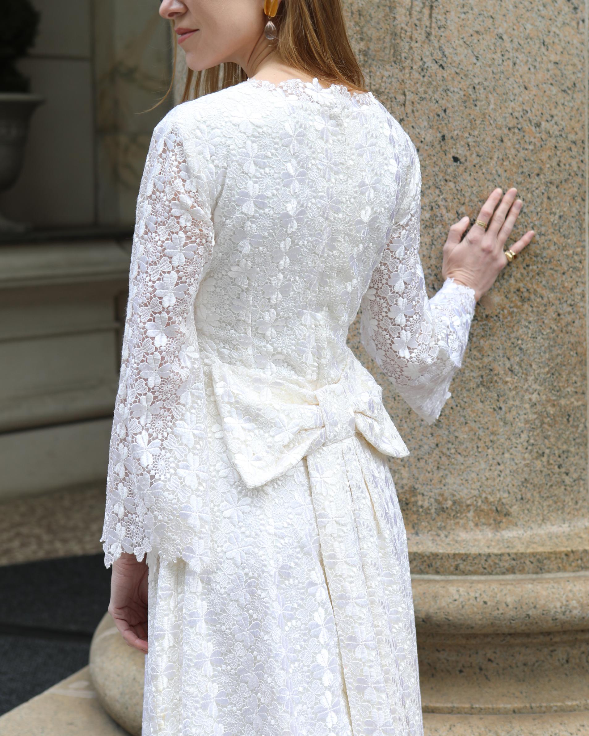 Vintage 1960er Weißes Häkelspitzen-Kleid mit Empire-Taille im Angebot 4