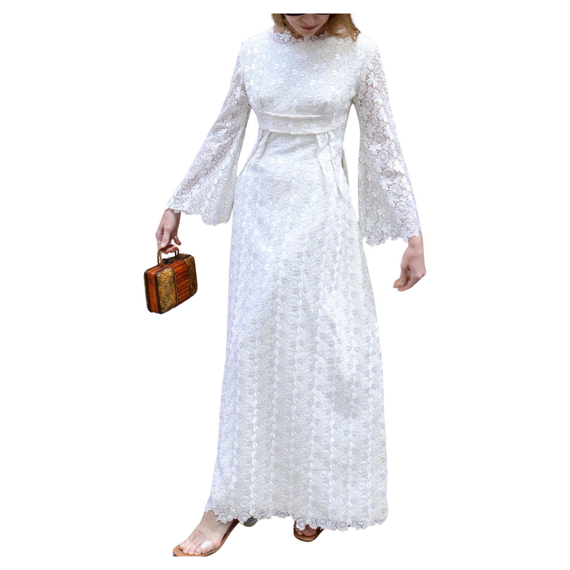 Vintage 1960er Weißes Häkelspitzen-Kleid mit Empire-Taille im Angebot