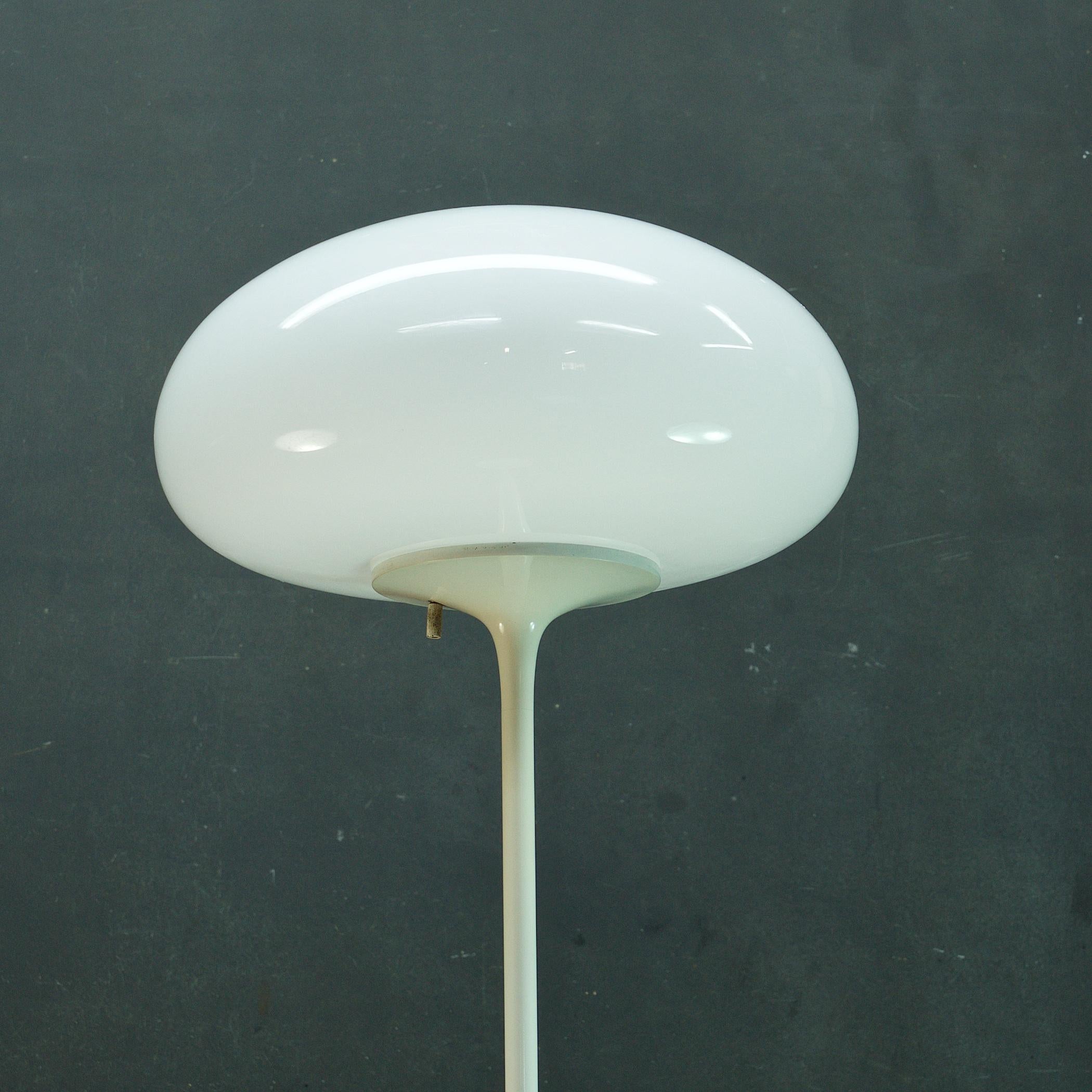 Vintage 1960s White Stemlite Mushroom Floor Lamp Bill + Jackie Curry Design-Line In Fair Condition In Hyattsville, MD