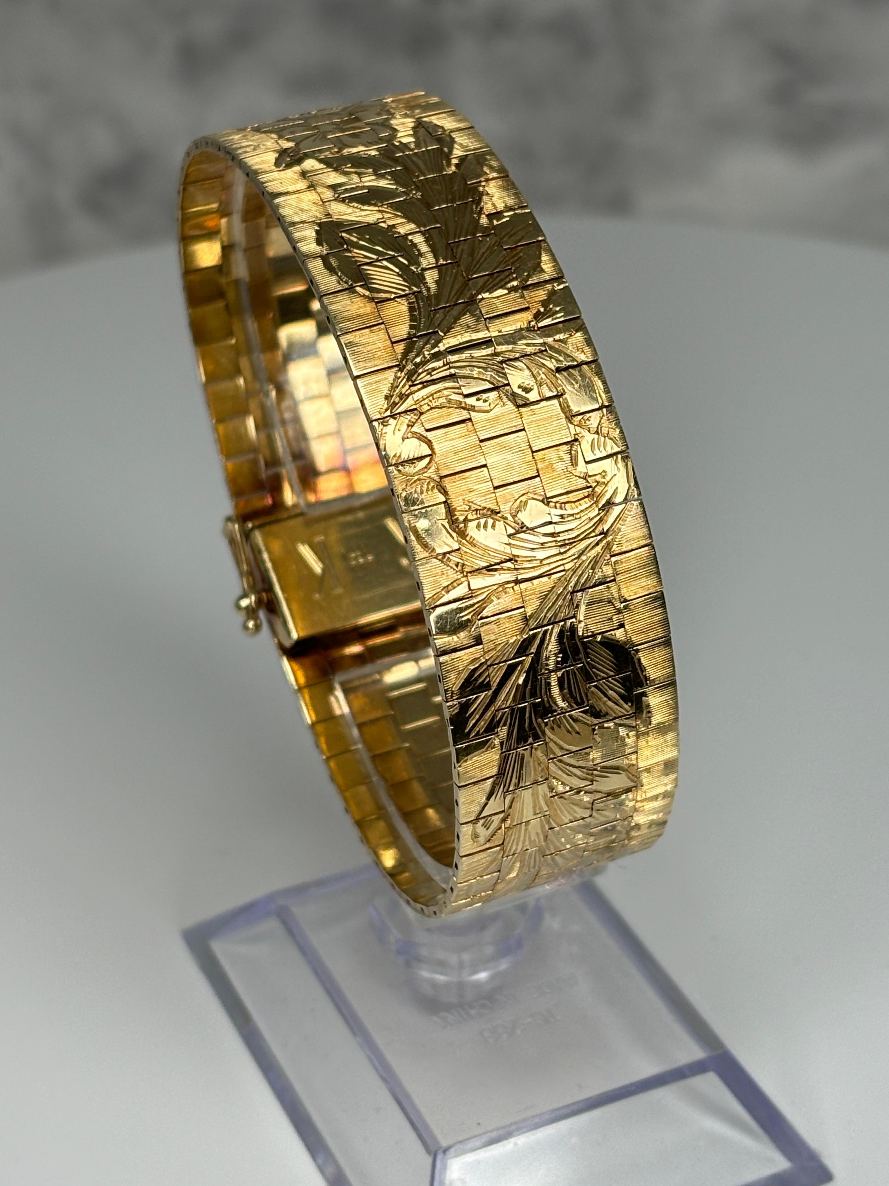 Bracelet large vintage des années 1960 en or jaune 14 carats avec motif de fleur gravé en vente 8