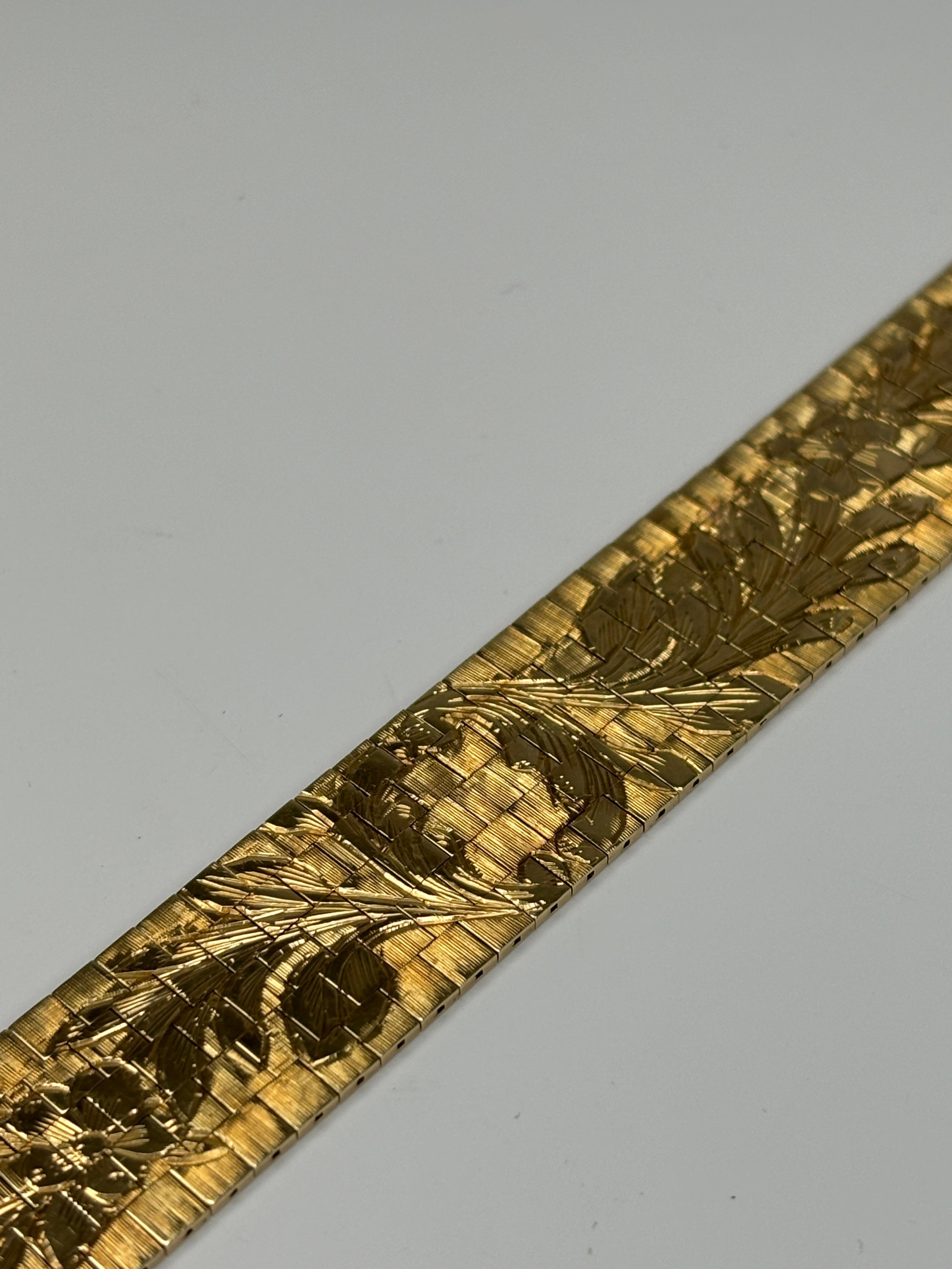 Bracelet large vintage des années 1960 en or jaune 14 carats avec motif de fleur gravé en vente 9