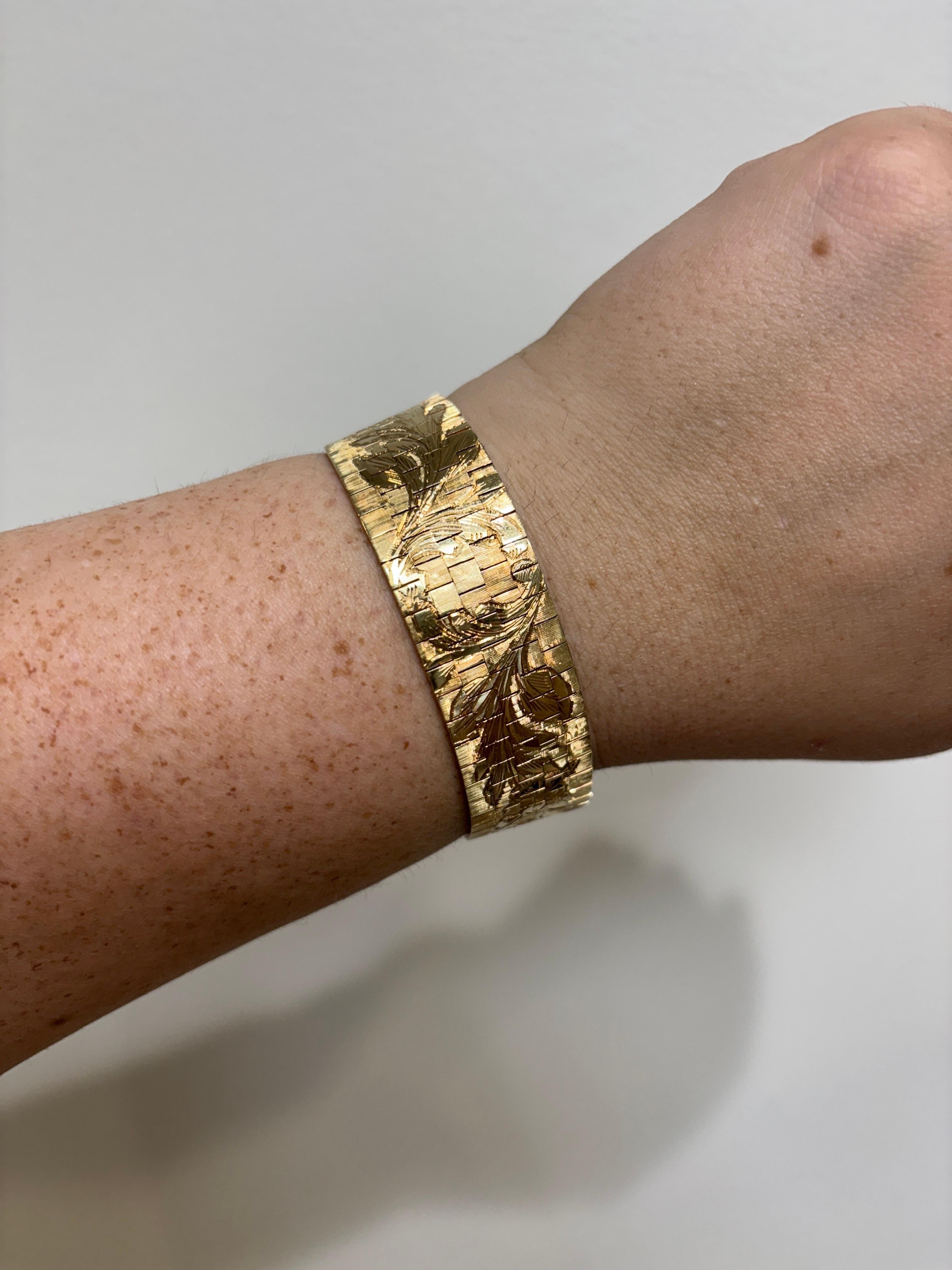 Bracelet large vintage des années 1960 en or jaune 14 carats avec motif de fleur gravé en vente 13